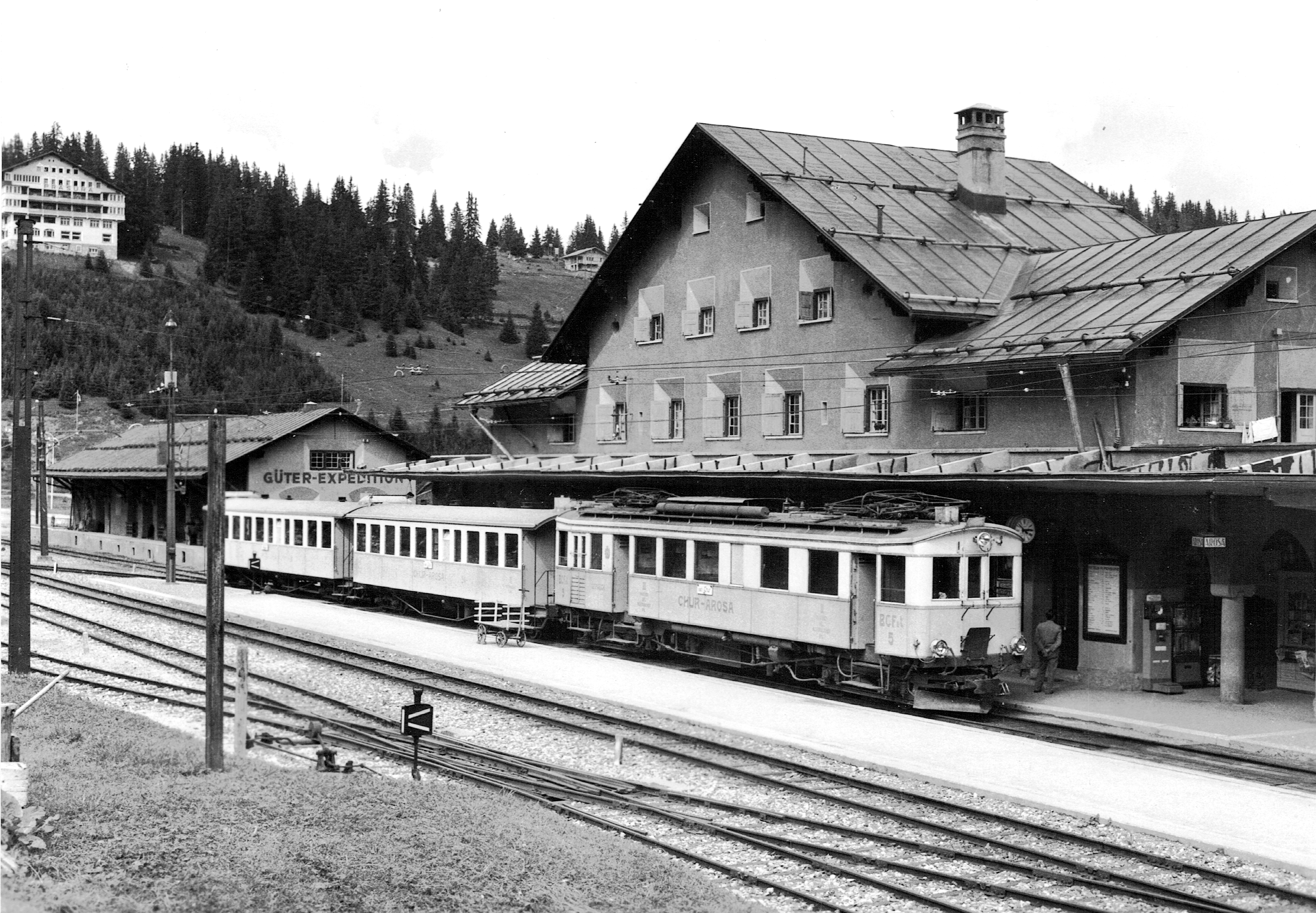 Historisches Bild der Chur-Arosa-Bahn wie sie am Bahnhof in Arosa steht.