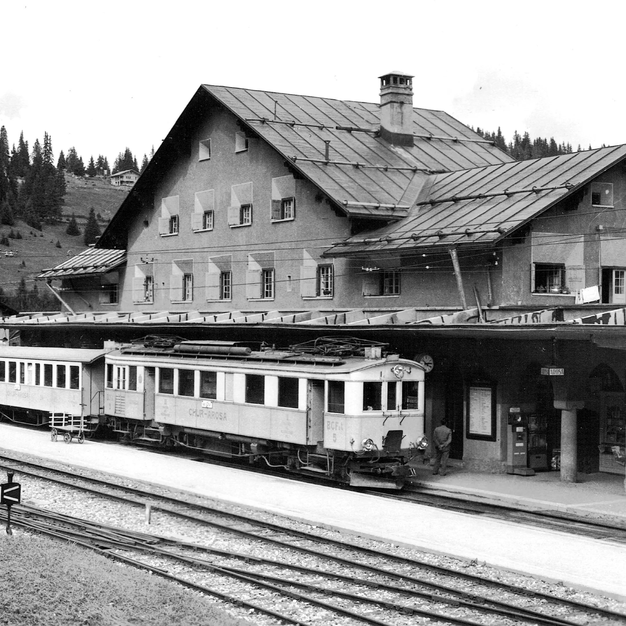Historisches Bild der Chur-Arosa-Bahn wie sie am Bahnhof in Arosa steht.
