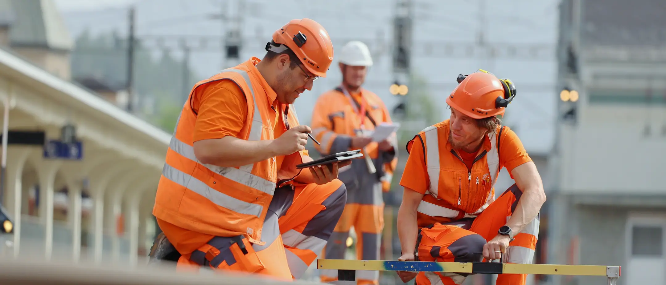 Gleismonteure der Rhätischen Bahn bei der Arbeit auf dem Gleisfeld