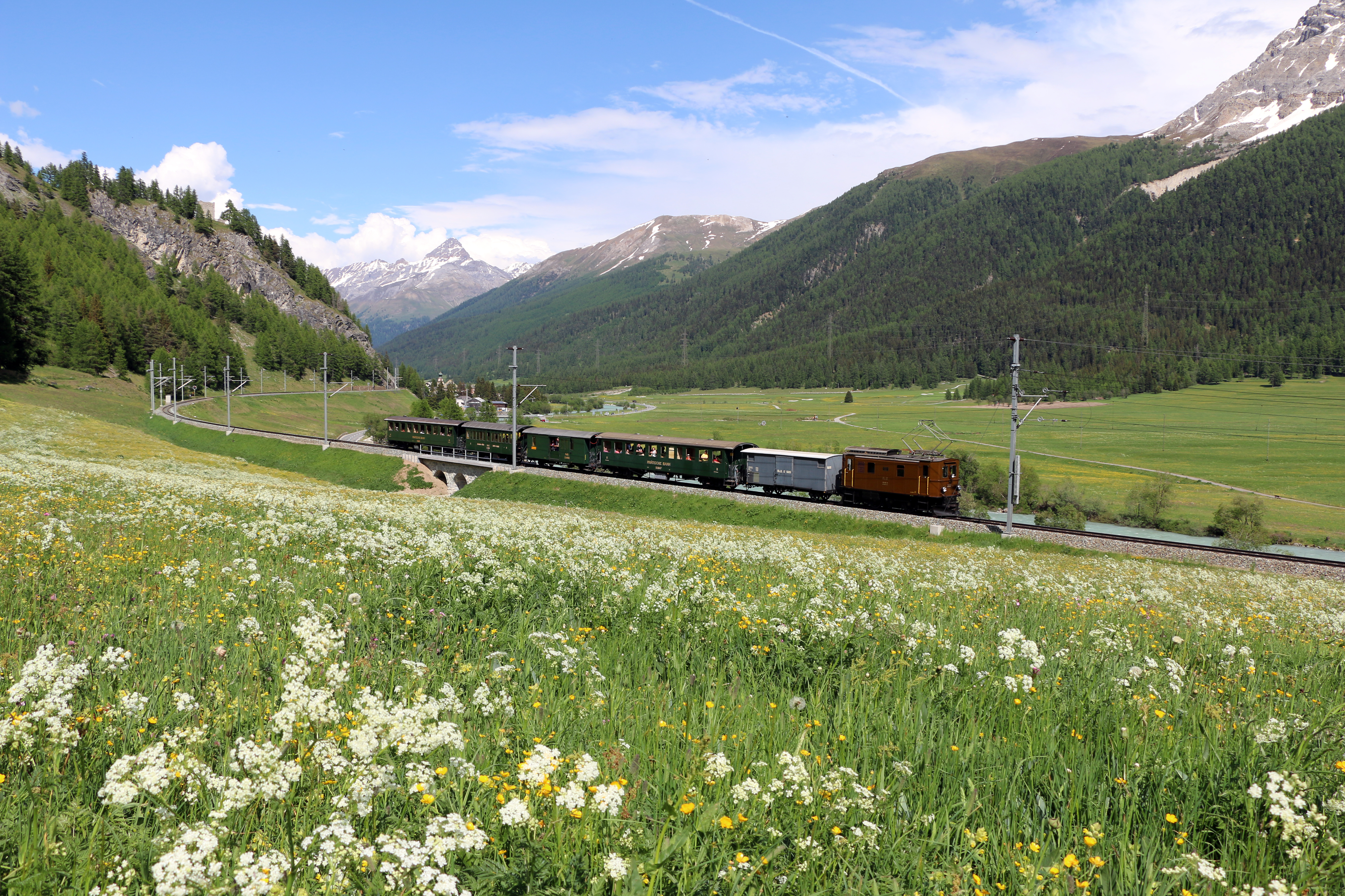 Das Filisurer Stübli der Rhätischen Bahn im Sommer im Engadin, Fernaufnahme