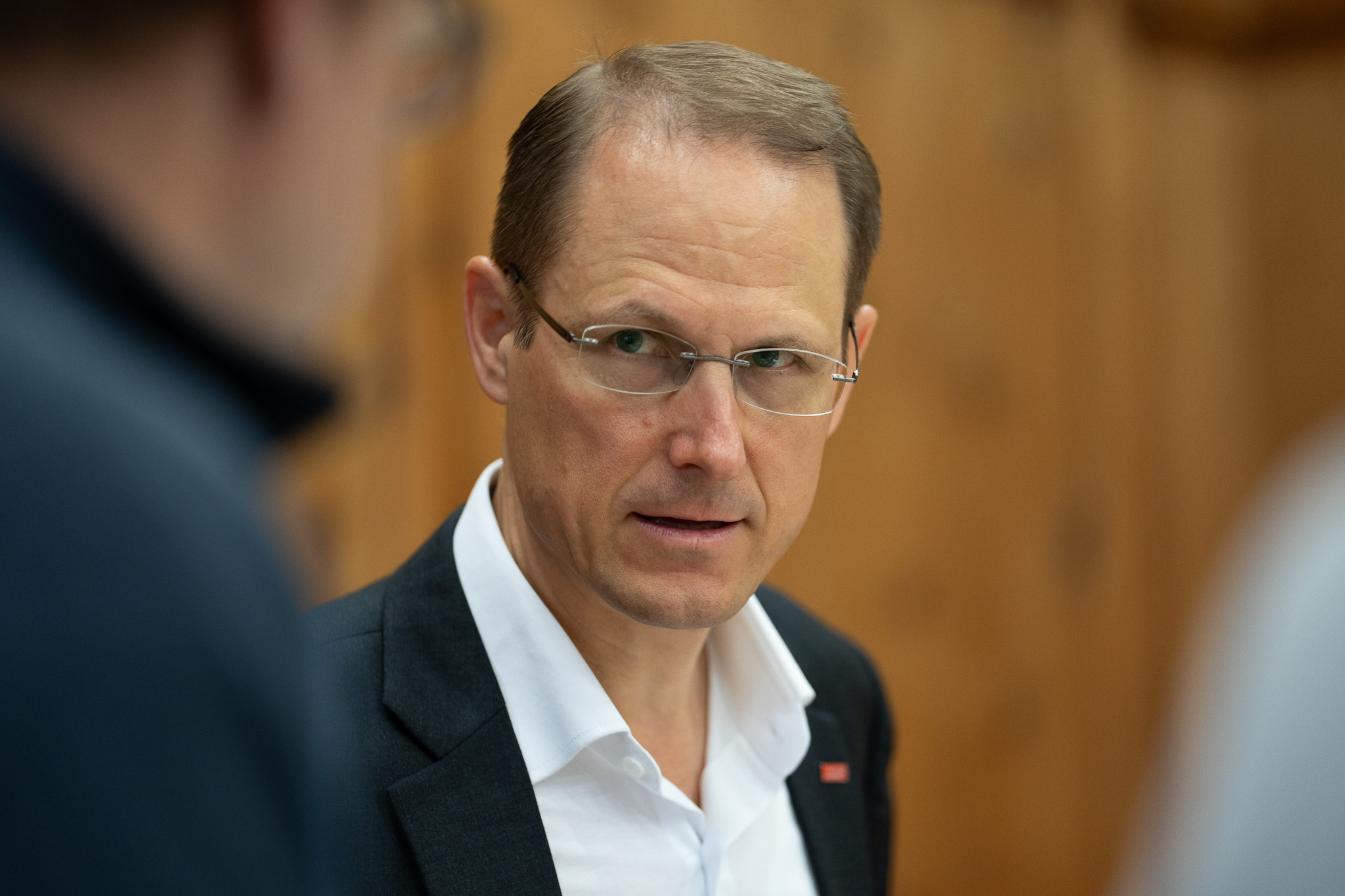 RhB-Direktor Renato Fasciati im Gespräch während einer Sitzung.