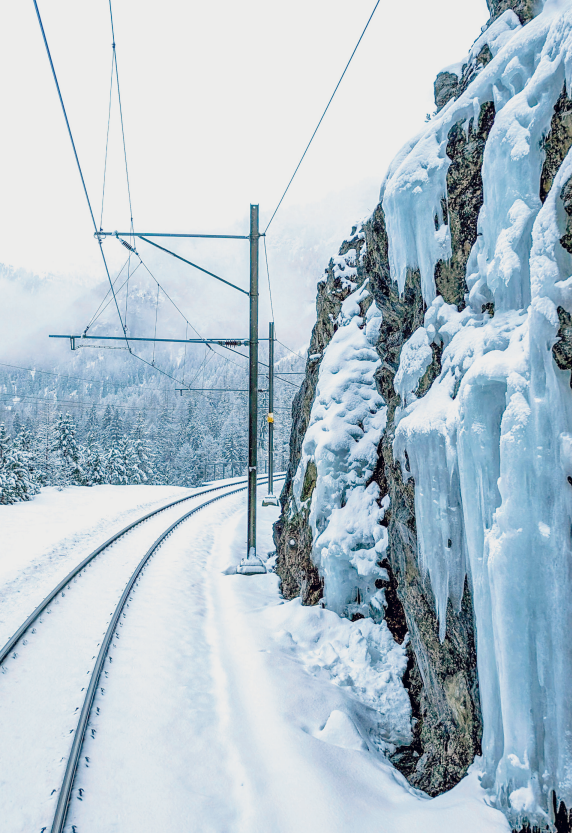 Gleise in der weissen Winterlandschaft