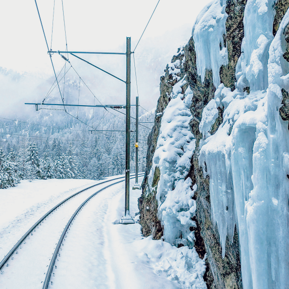 Gleise in der weissen Winterlandschaft