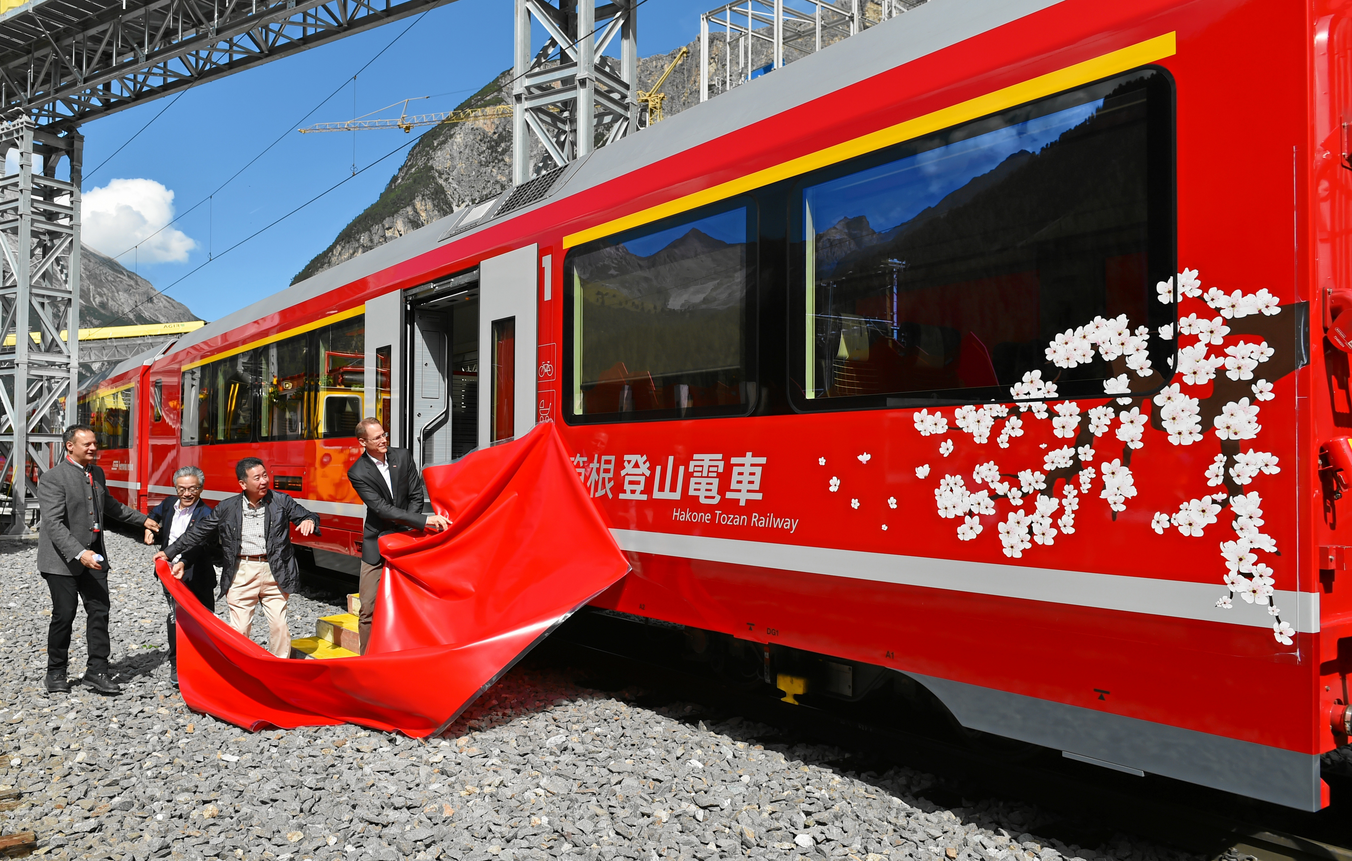 Unveiling of the Hakone Tozan Railway lettering on the articulated Alvra train in Preda.