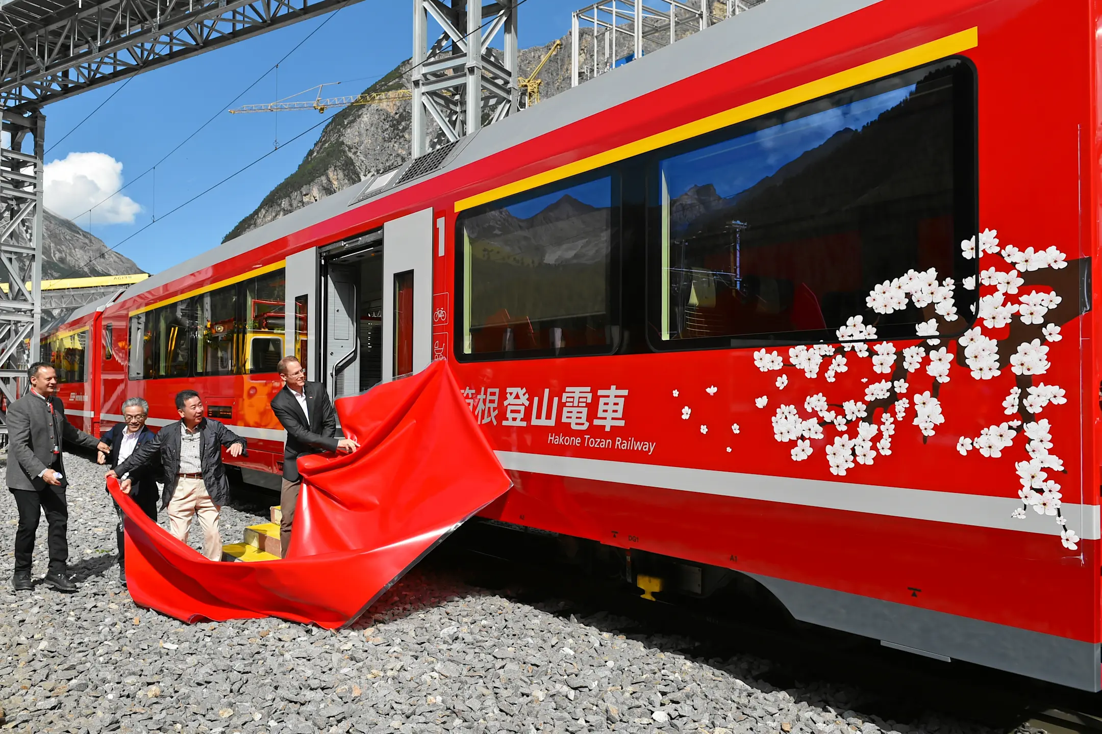 Enthüllung der Beschriftung Hakone Tozan Railway am Alvra-Gliederzug in Preda.