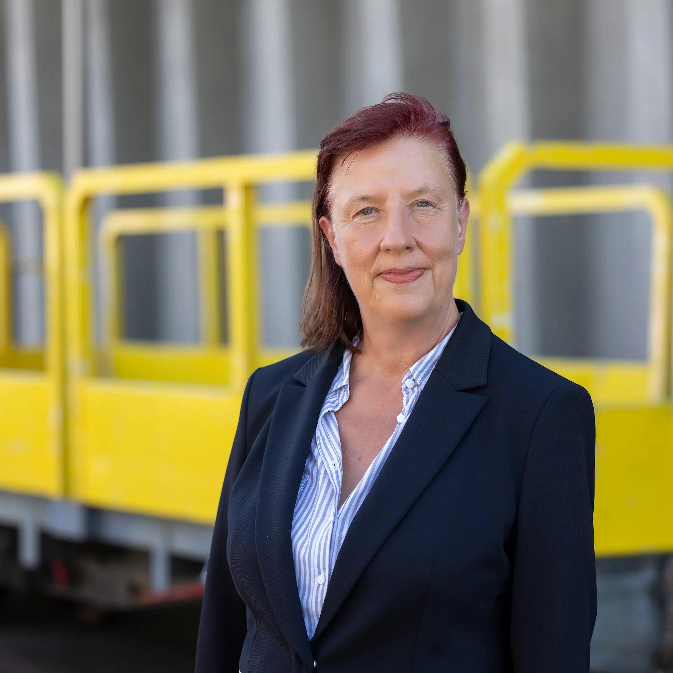 Cornelia Appetito Isenmann - Verwaltungsrat vor gelbem Güterwagen