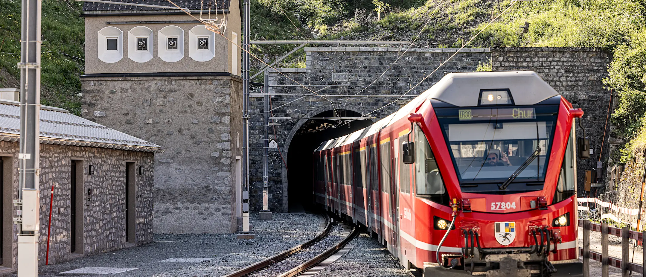 Ein Zug der Rhätischen Bahn fährt aus dem Nordportal des Albulatunnels