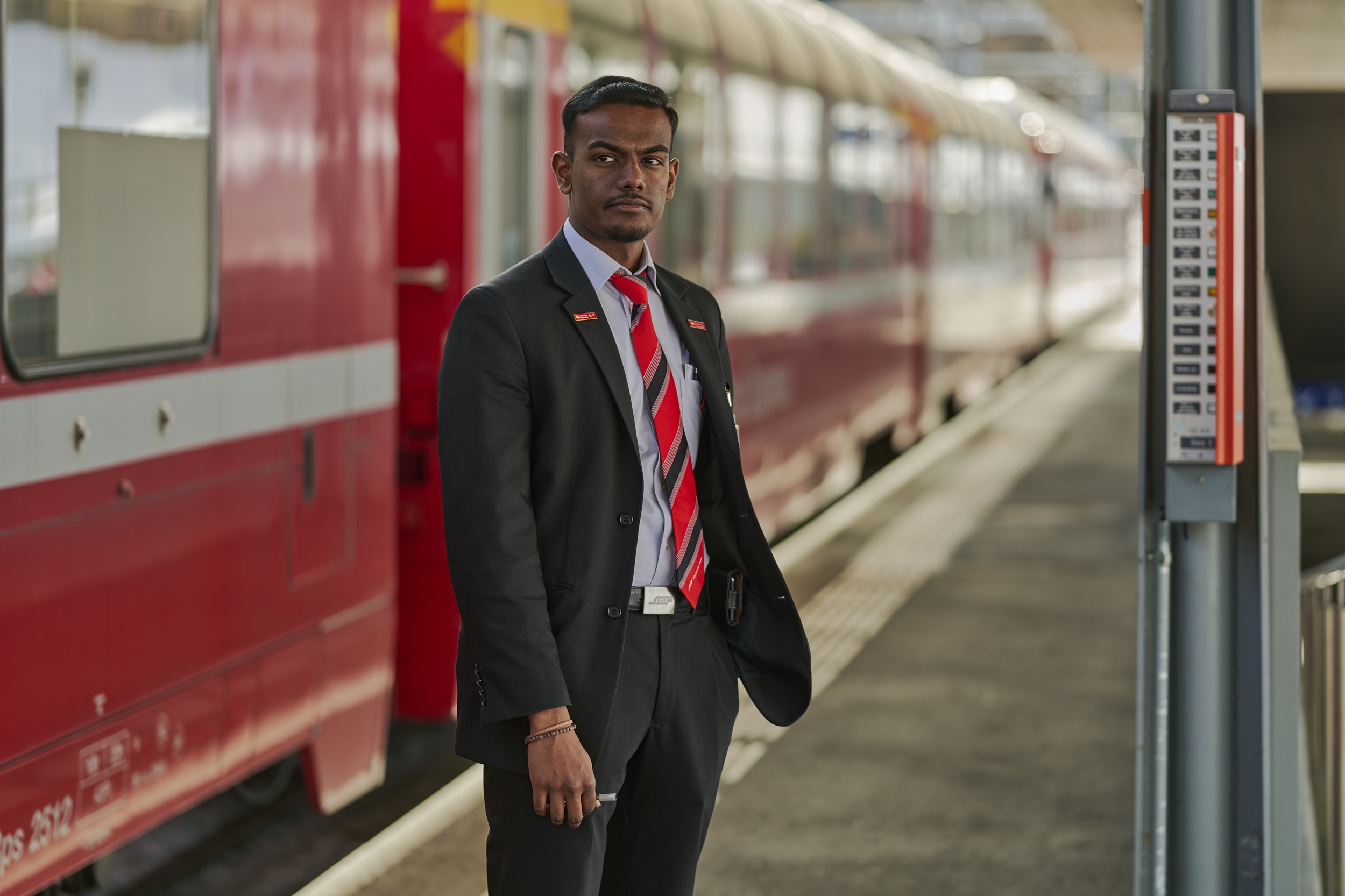 Der Zugführer Sujevan Sivakumar steht vor dem Zug und wartet auf die Abfahrt.