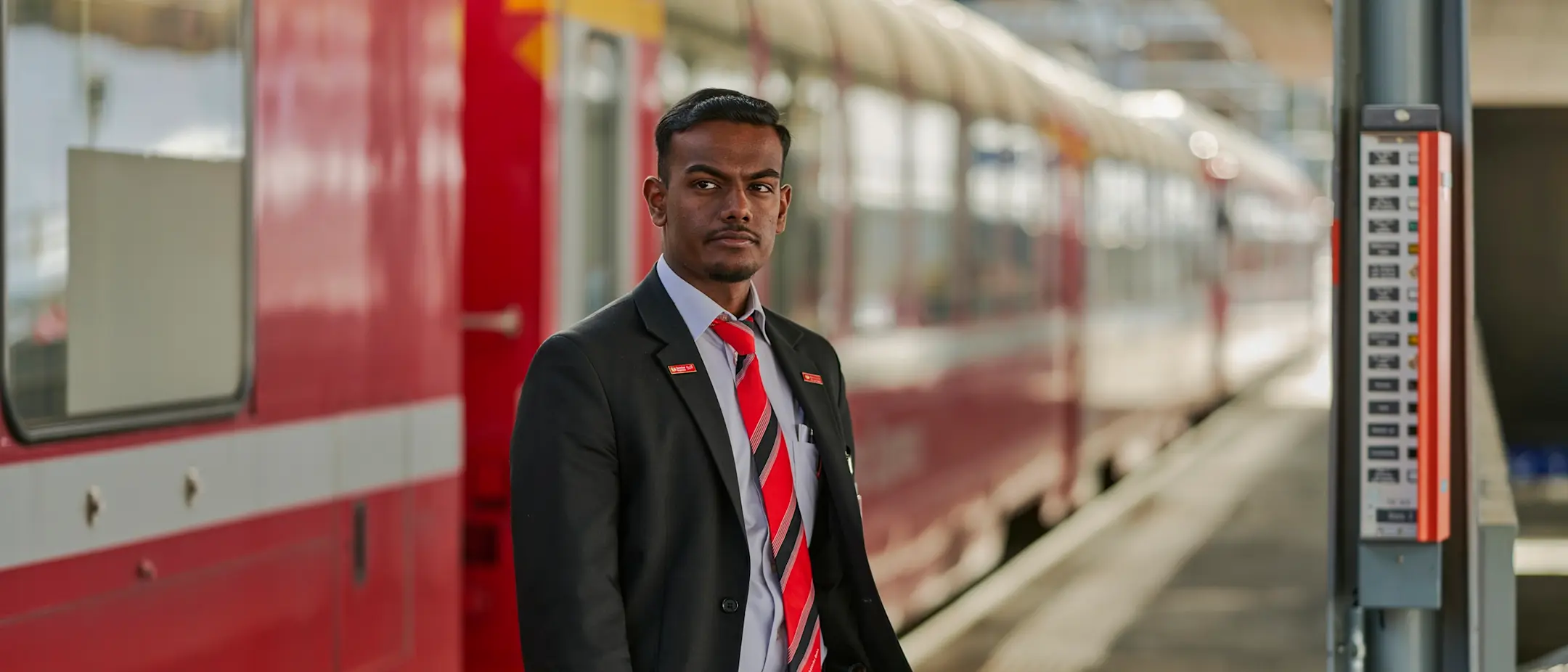 Der Zugführer Sujevan Sivakumar steht vor dem Zug und wartet auf die Abfahrt.