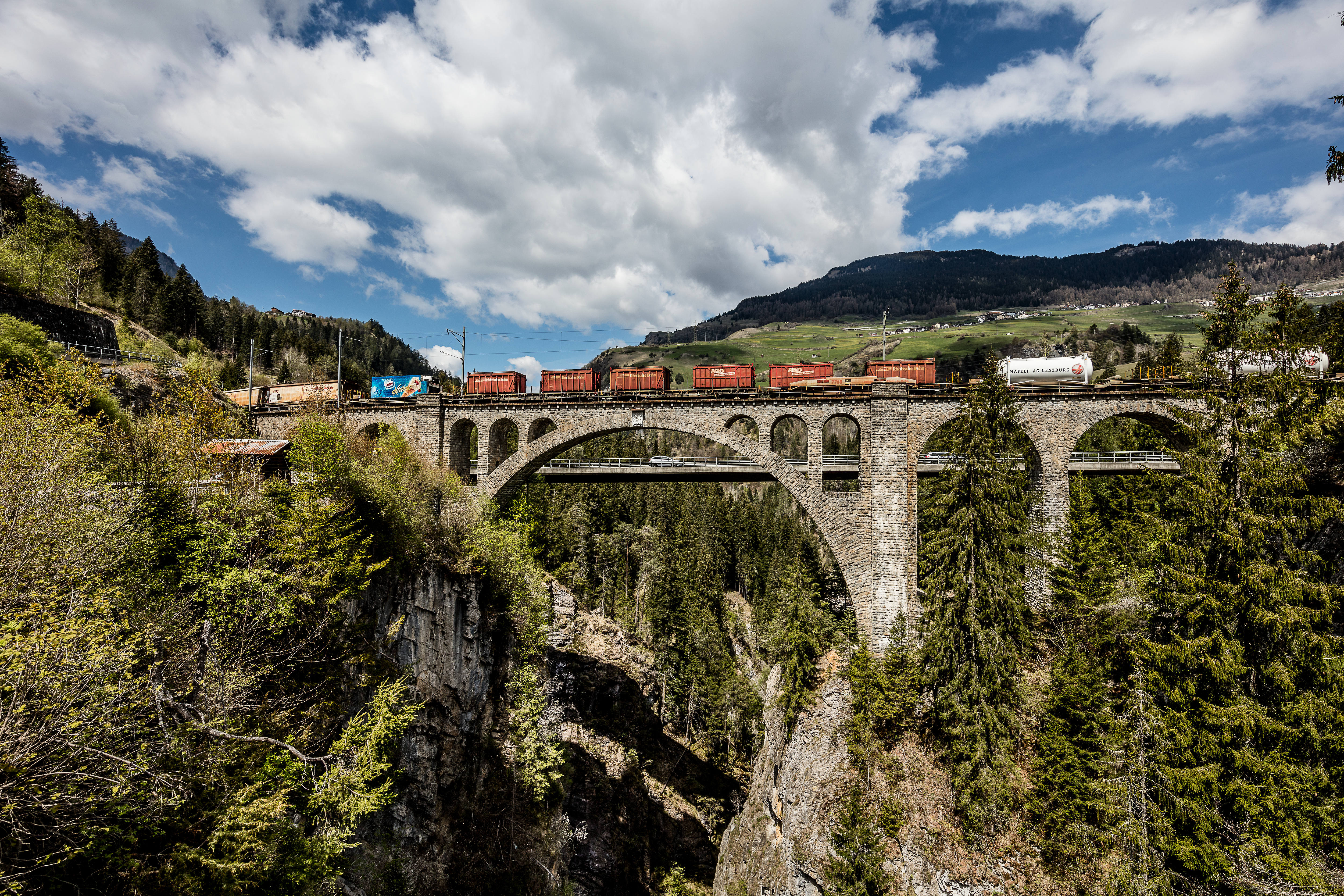 Ein Güterzug der RhB mit Abrollcontainern auf dem Solisviadukt