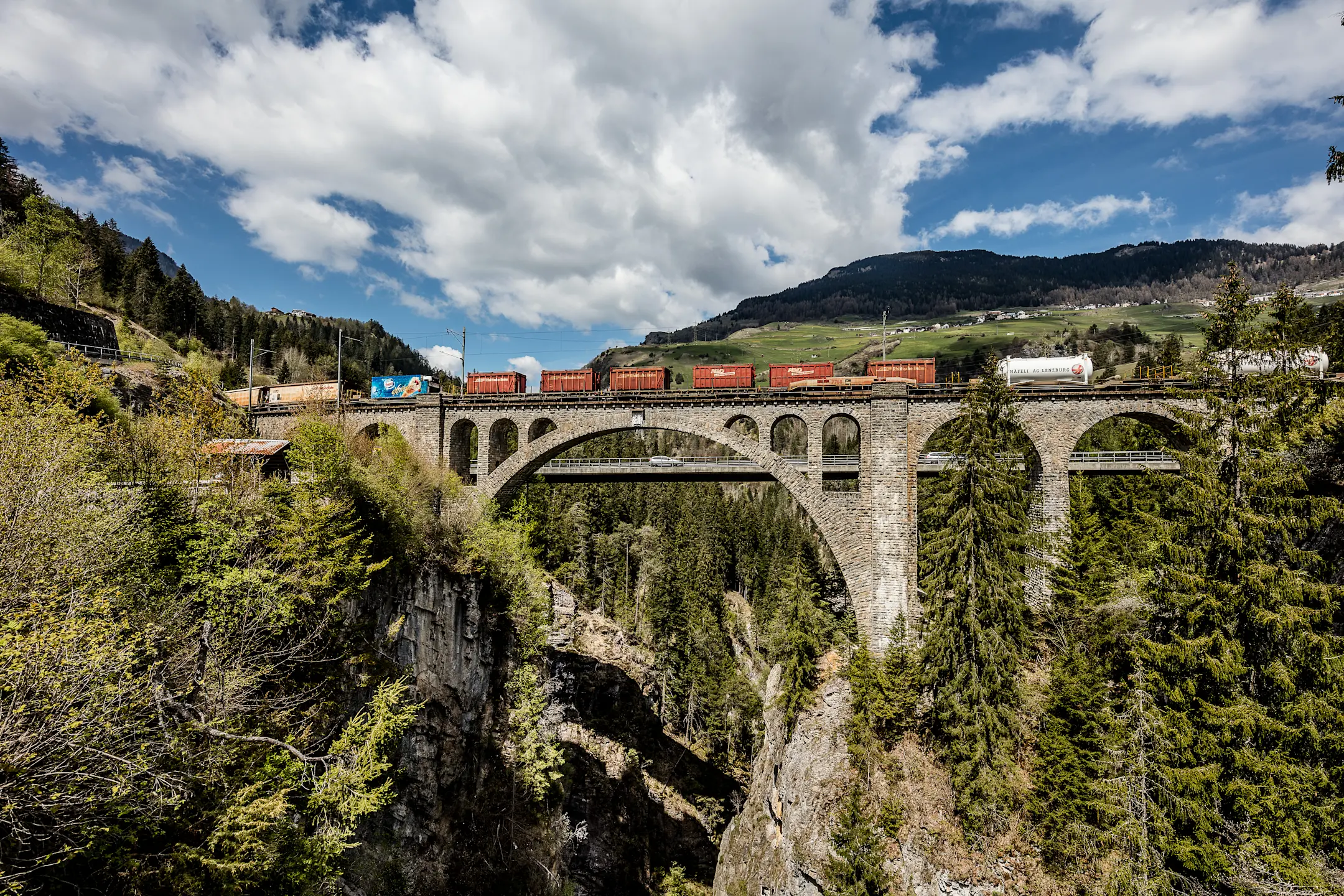 Ein Güterzug der RhB mit Abrollcontainern auf dem Solisviadukt