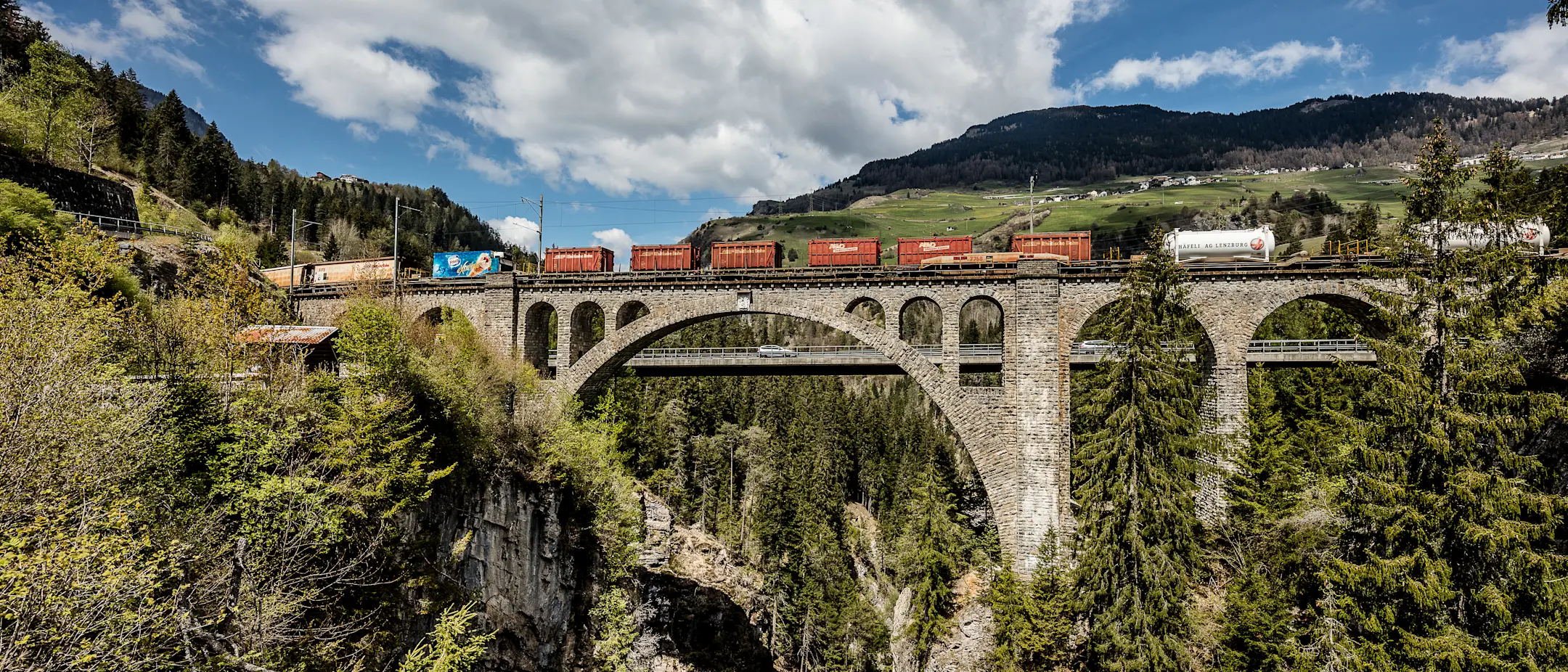 Ein Güterzug der RhB mit Abrollcontainern auf dem Solisviadukt