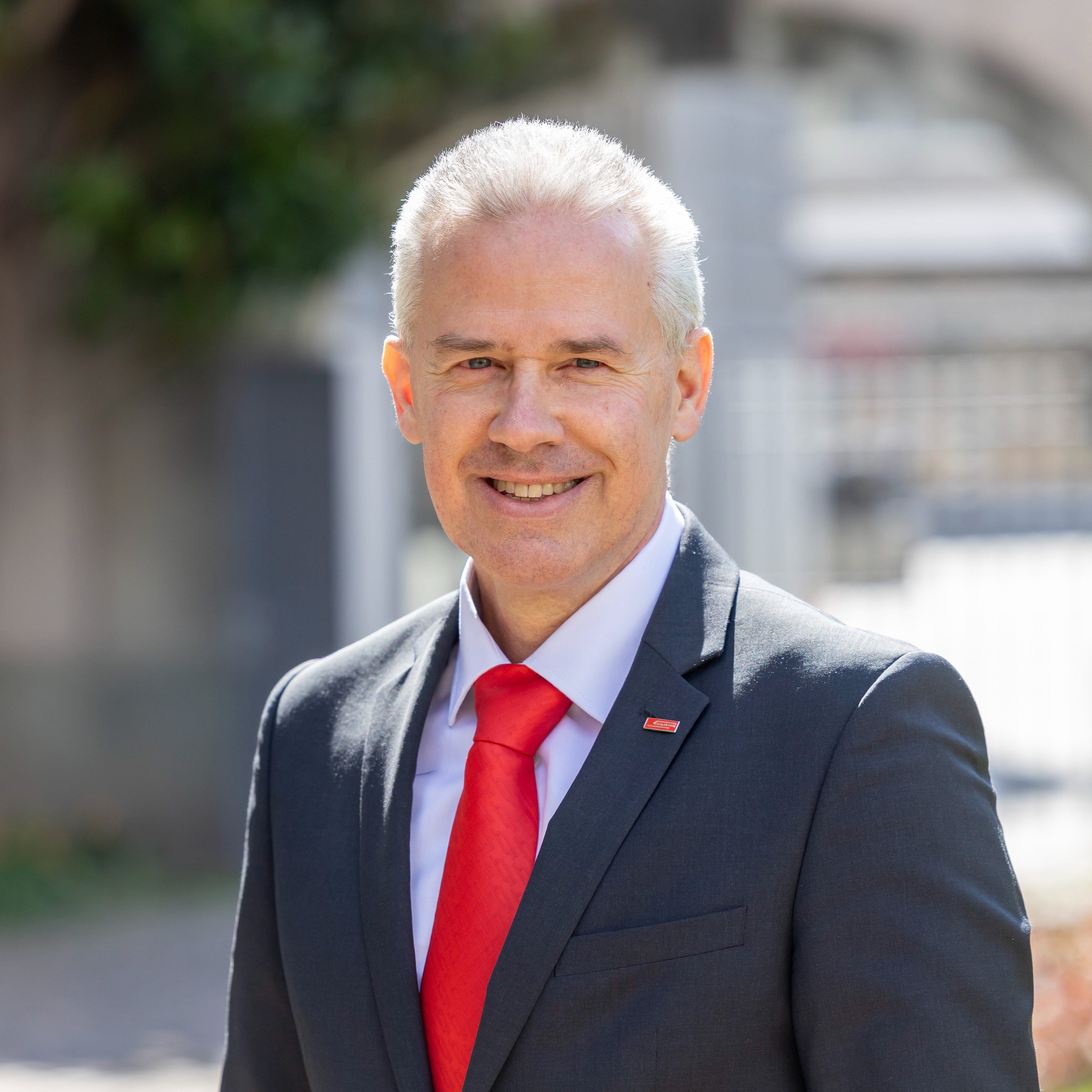 Silvio Briccola - Geschäftsleitung mit roter Krawatte