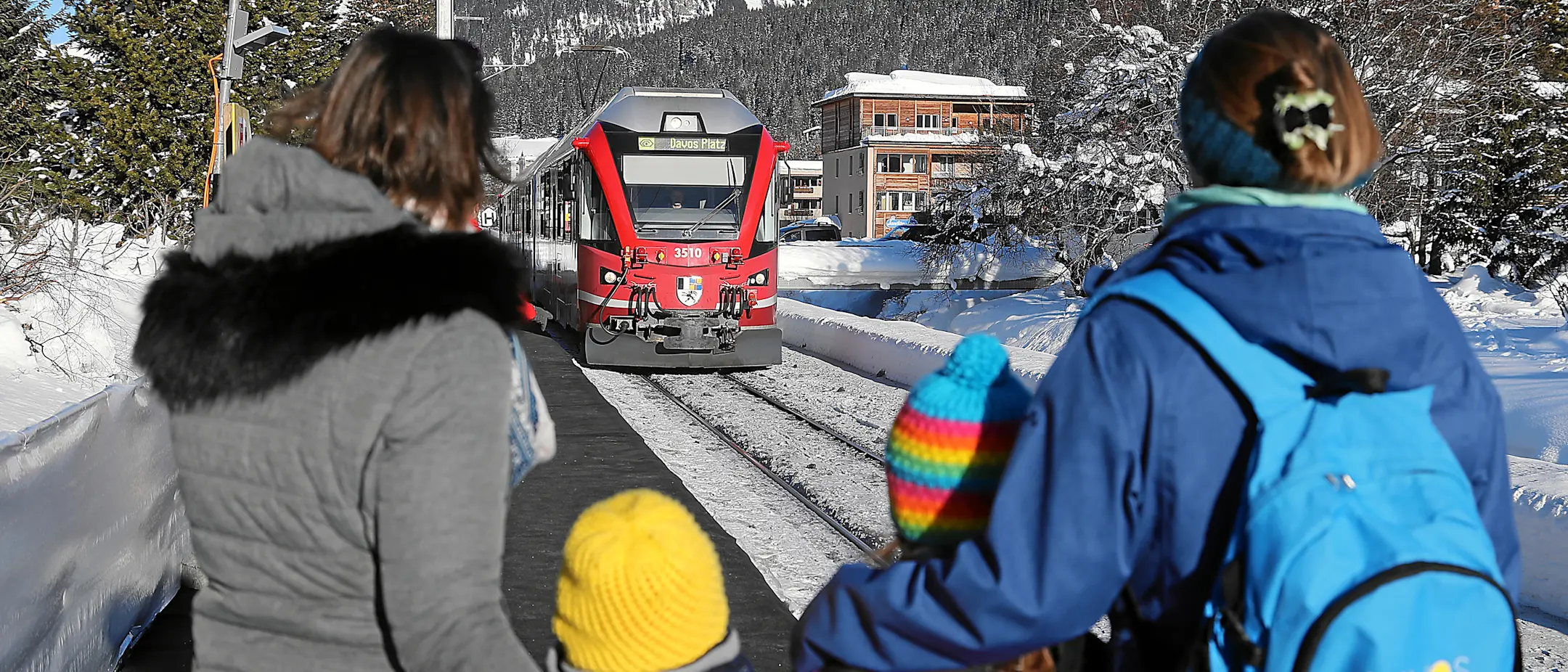 Fahrgäste warten während des WEF an der temporären Haltestelle «Davos Kongress/Eisstadion» auf den Shuttlezug.