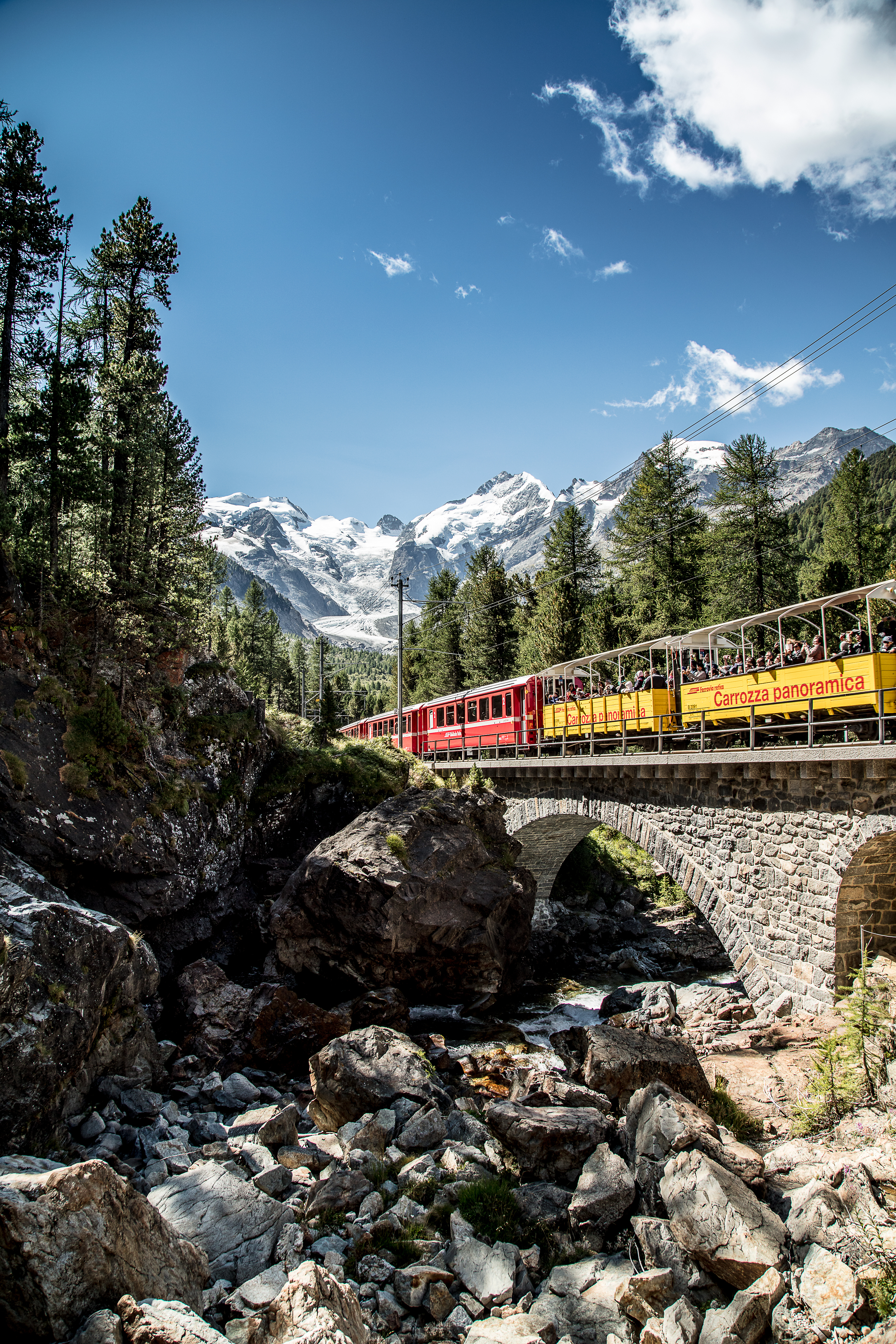 Offene Aussichtswagen am Regionalzug der RhB bei Morteratsch im Sommer.