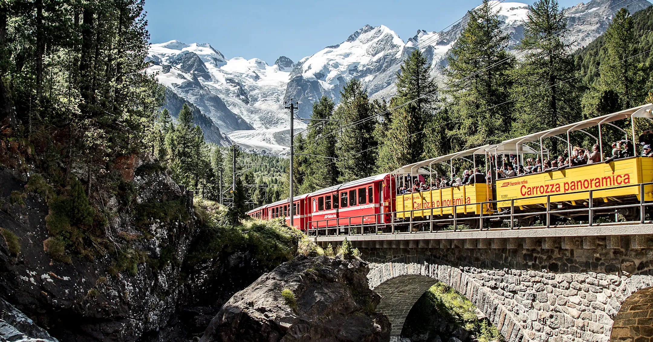 Offene Aussichtswagen am Regionalzug der RhB bei Morteratsch im Sommer.