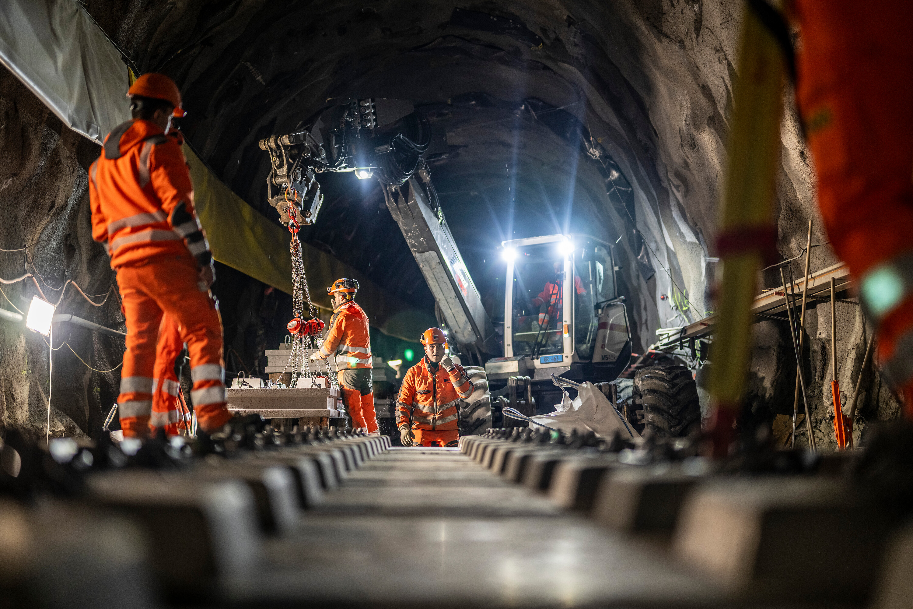 Bauarbeiter verlegen Schwellen im Brailtunnel II im Rahmen der Instandstellung des Tunnels.
