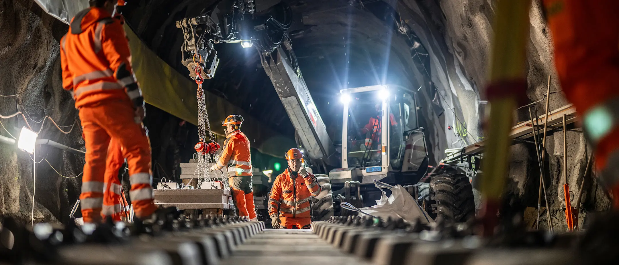 Bauarbeiter verlegen Schwellen im Brailtunnel II im Rahmen der Instandstellung des Tunnels.