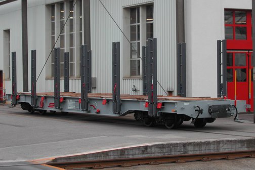 Ein Container Tragwagen der Rhätischen Bahn vom Typ Sgp