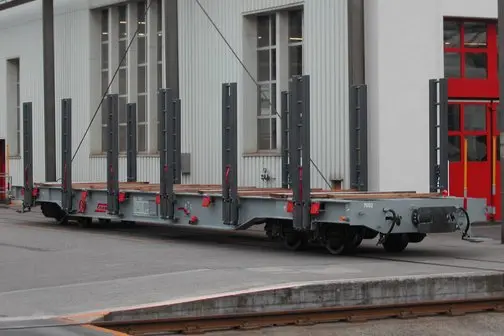 Ein Container Tragwagen der Rhätischen Bahn vom Typ Sgp