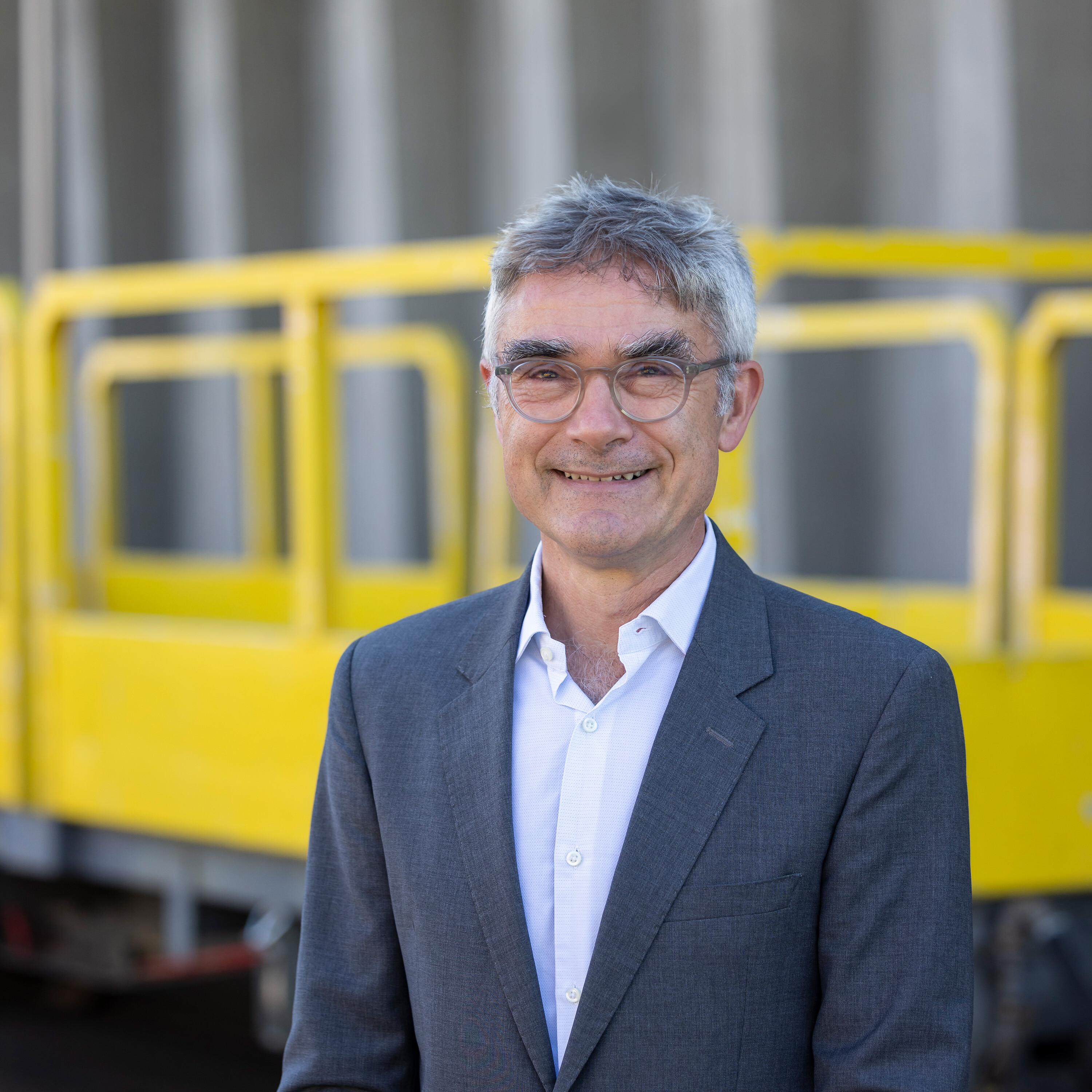 Dr. Mario Cavigelli Verwaltungsrat vor gelbem Güterwagen