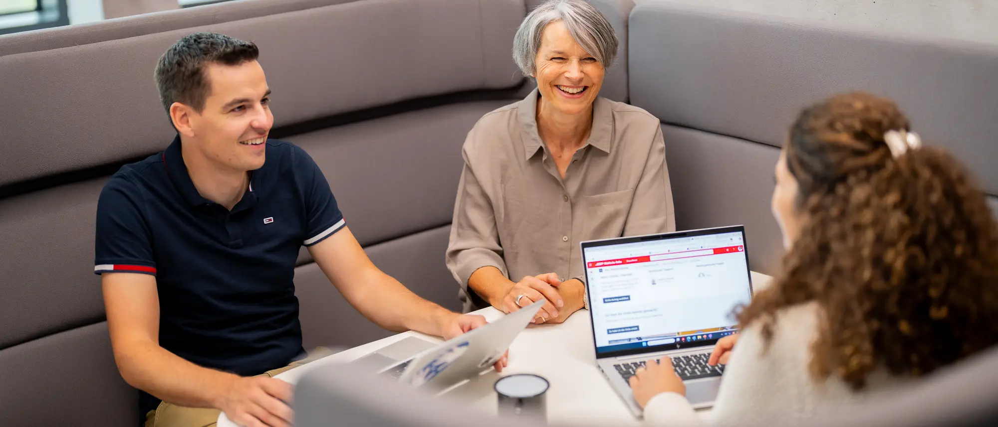 Drei RhB-Mitarbeitende sprechen sich an einem Meeting ab