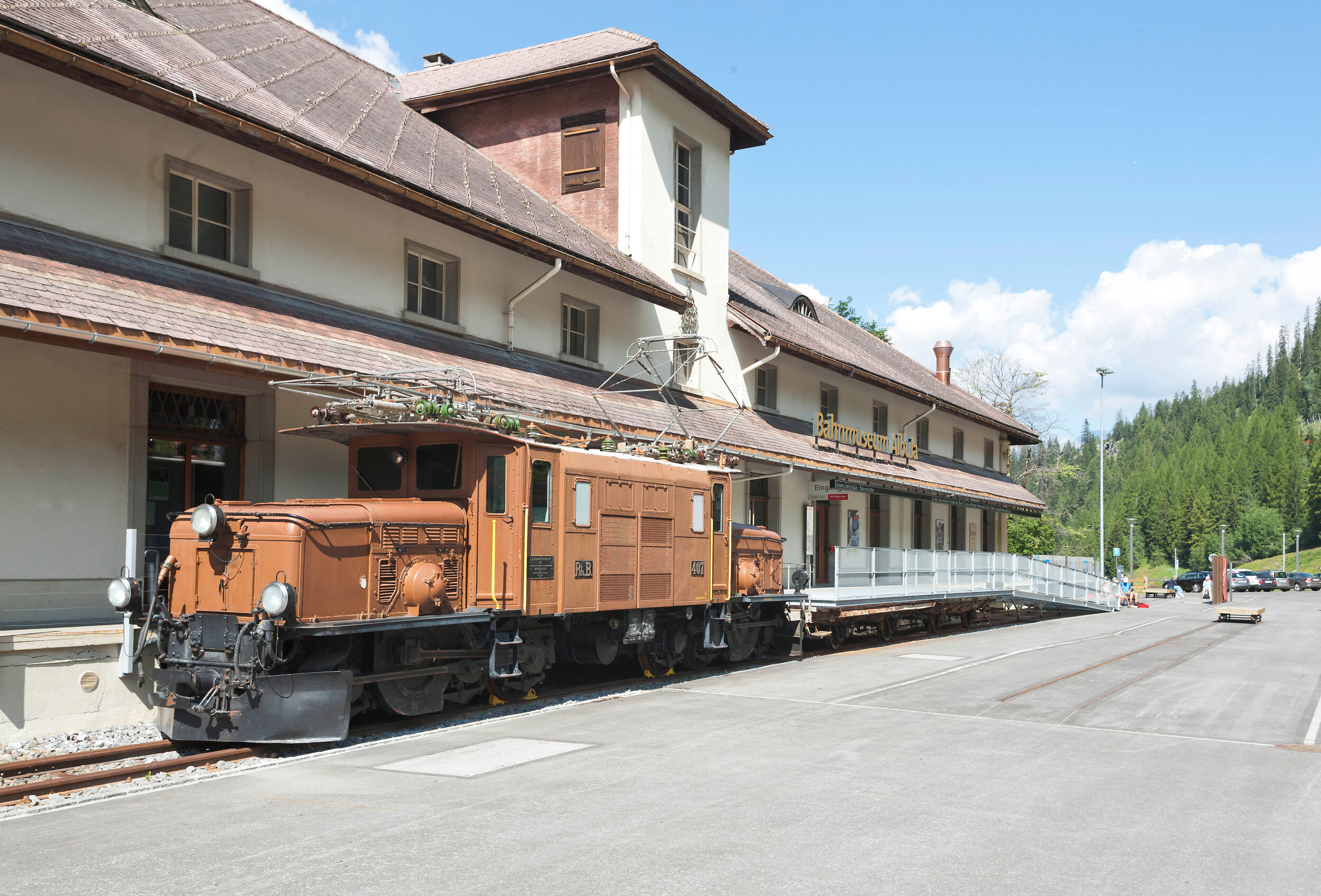 Aussichansicht auf das Bahnmuseum Albula in Bergün mit dem RhB-Krokodil.