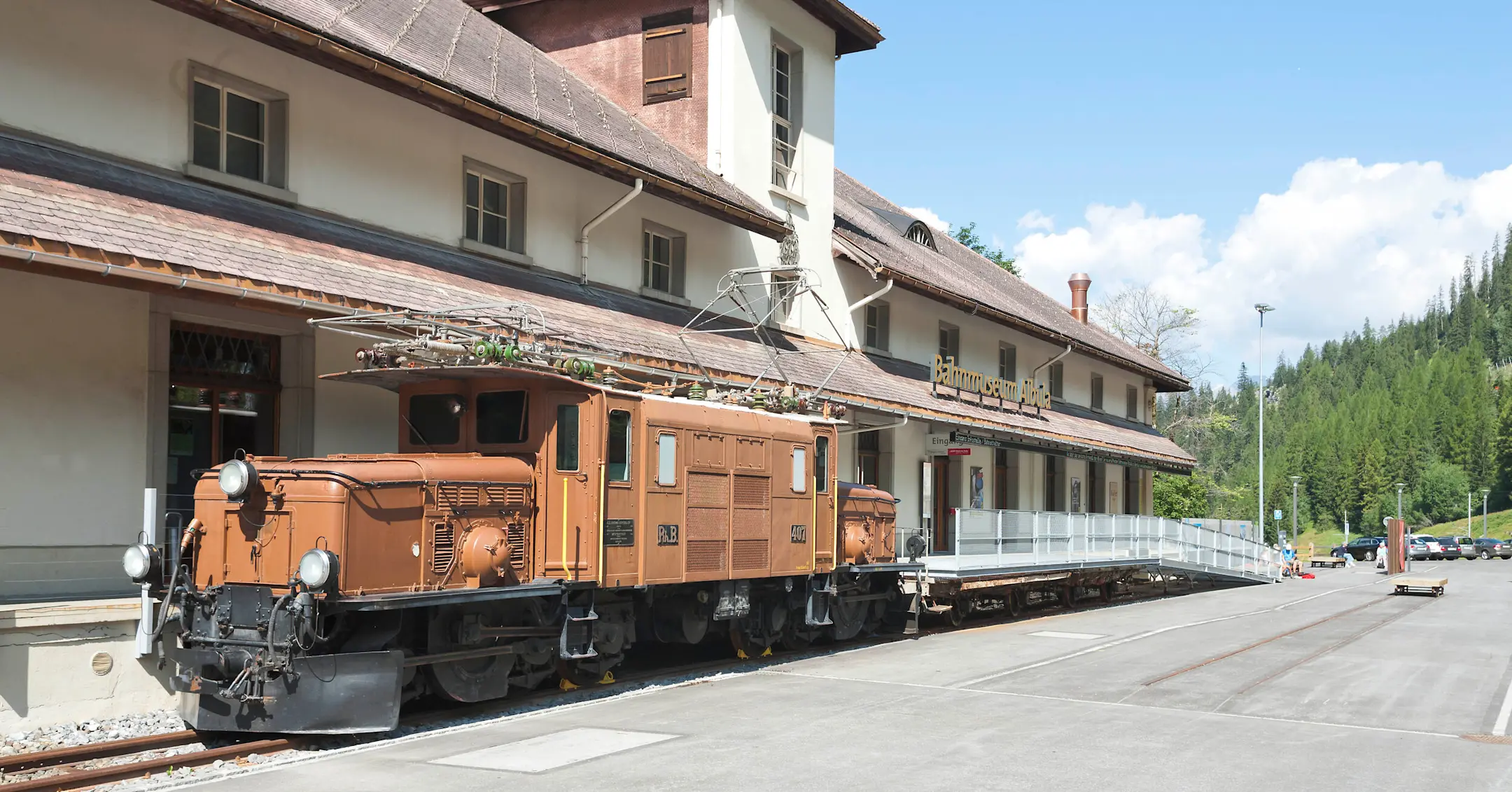 Aussichansicht auf das Bahnmuseum Albula in Bergün mit dem RhB-Krokodil.