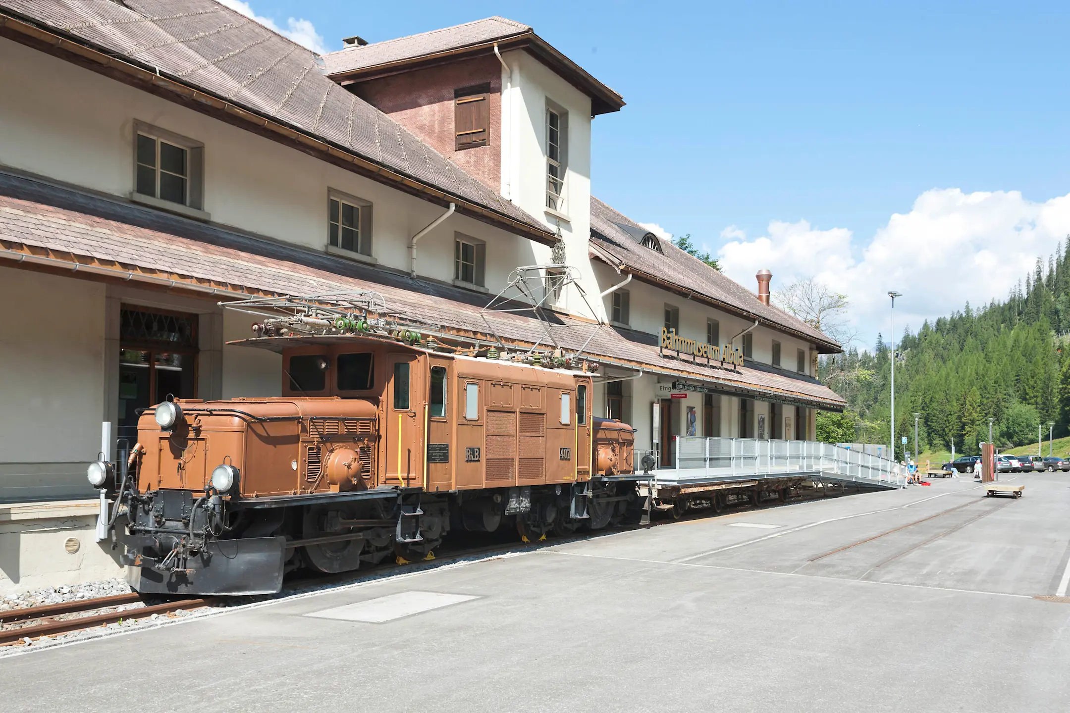 Aussichansicht auf das Bahnmuseum Albula in Bergün mit dem RhB-Krokodil.