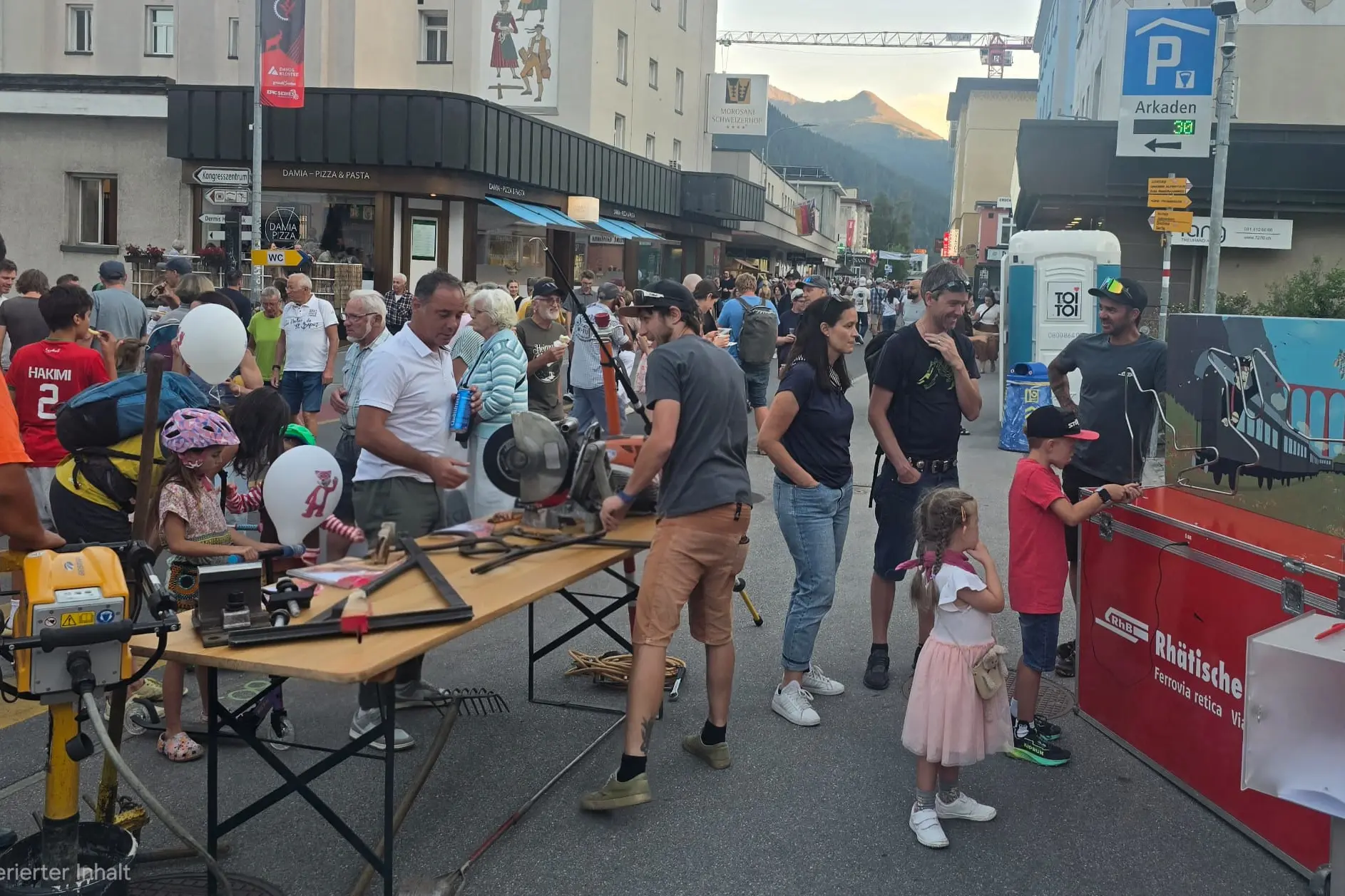 Bahndienst Davos am Strassenfest mit Werkzeugen und vielen Personen