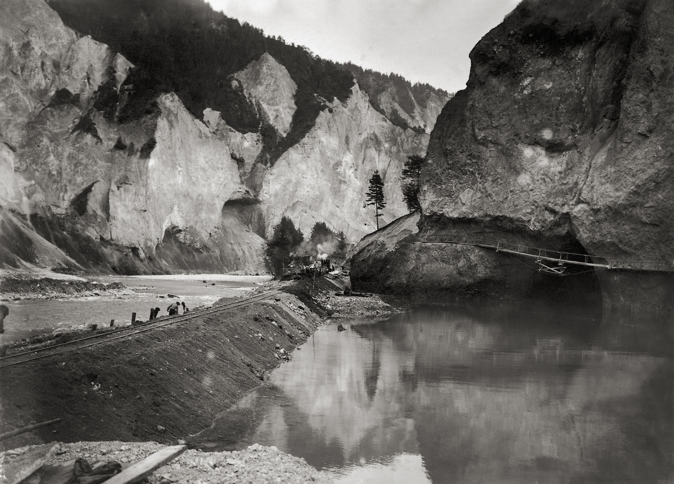 Dam construction in the Rhine Gorge near Versam-Safien station to comply with the minimum curve radius of 120 metres.