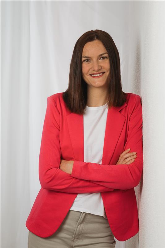 Portrait von Sandra Mayerhofer, Mitarbeiterin der RhB