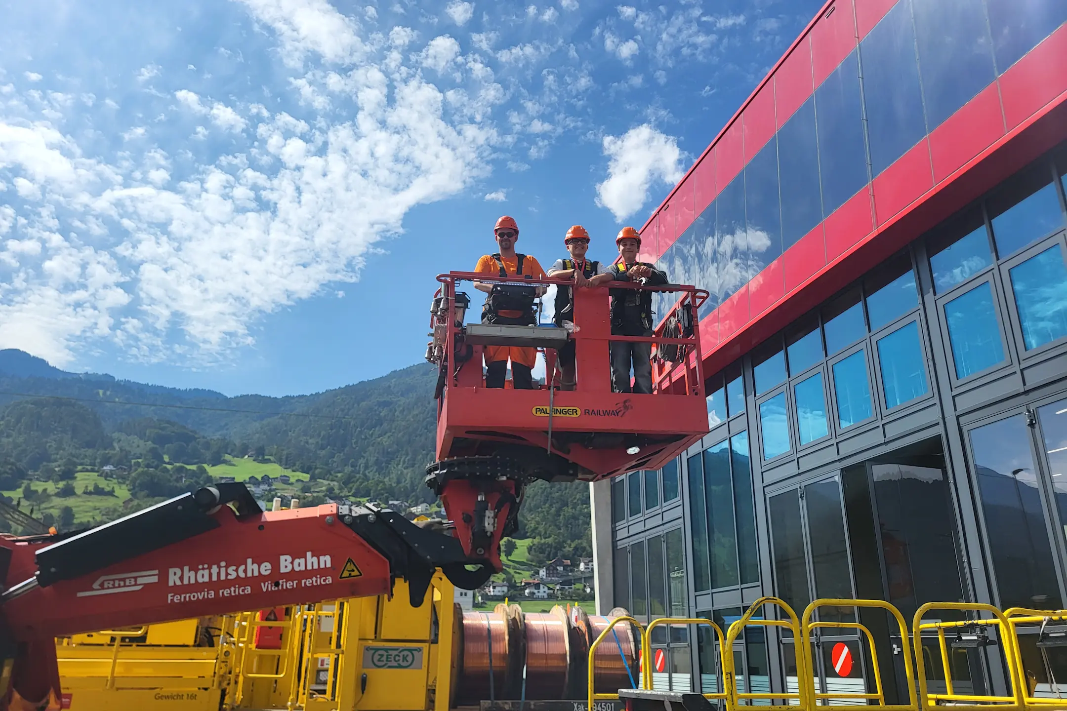 Zwei Jugendliche und ein Ausbildner am Berufswahltag RhB auf einer Hebebühne