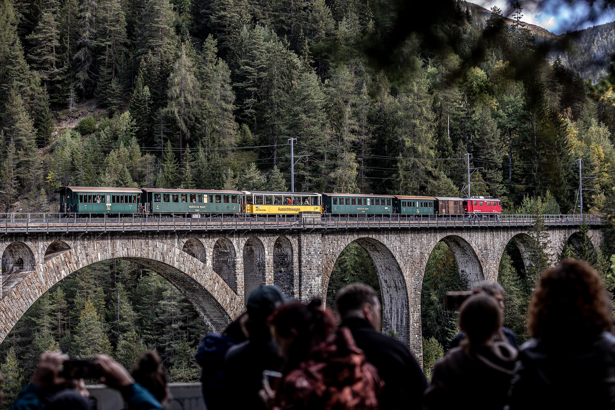 Die Aussicht von der Plattform Coray mit Blick auf den Wiesnerviadukt und einem historischen Zug. 