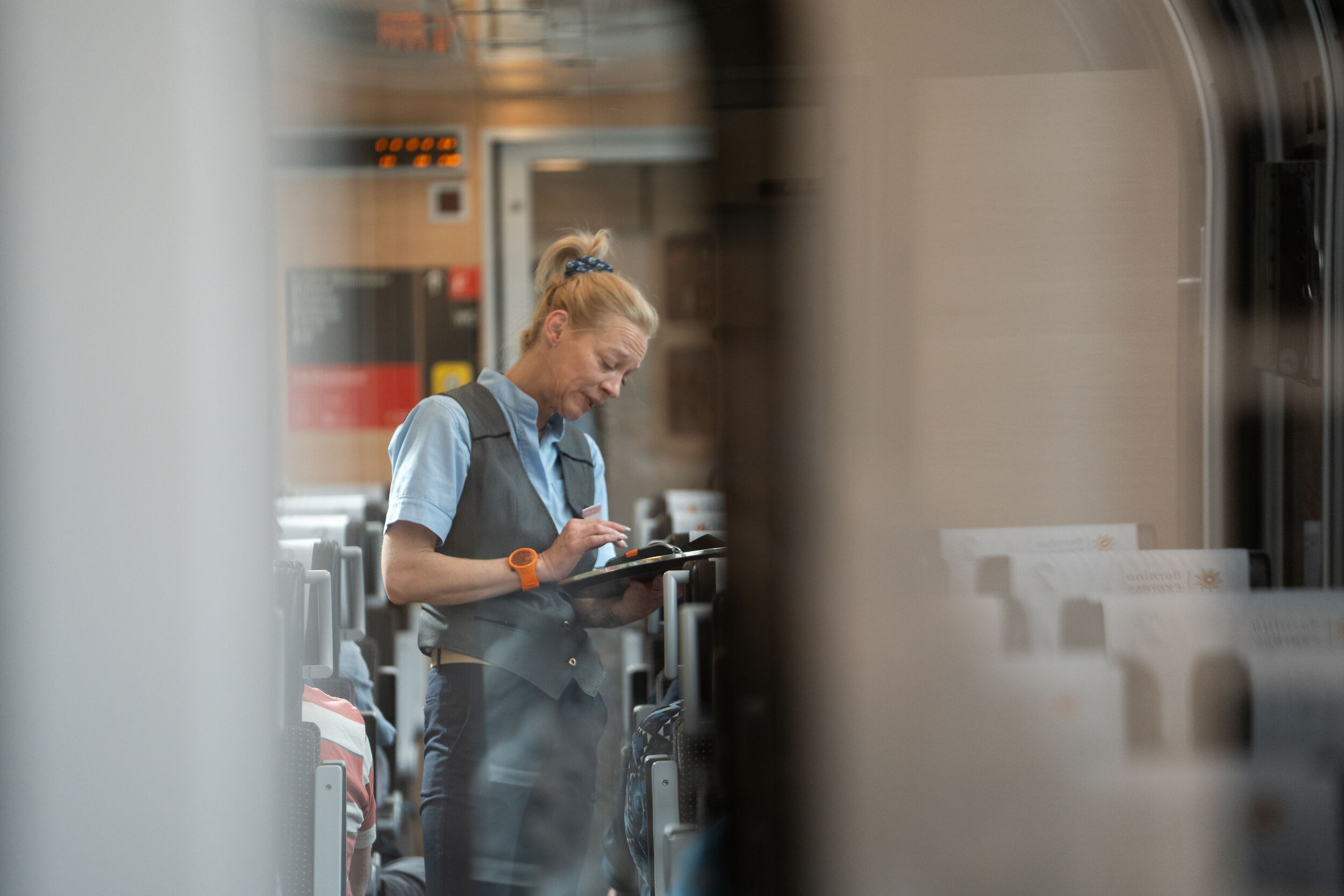Eine Mitarbeiterin nimmt im Bernina Express Bestellungen auf.