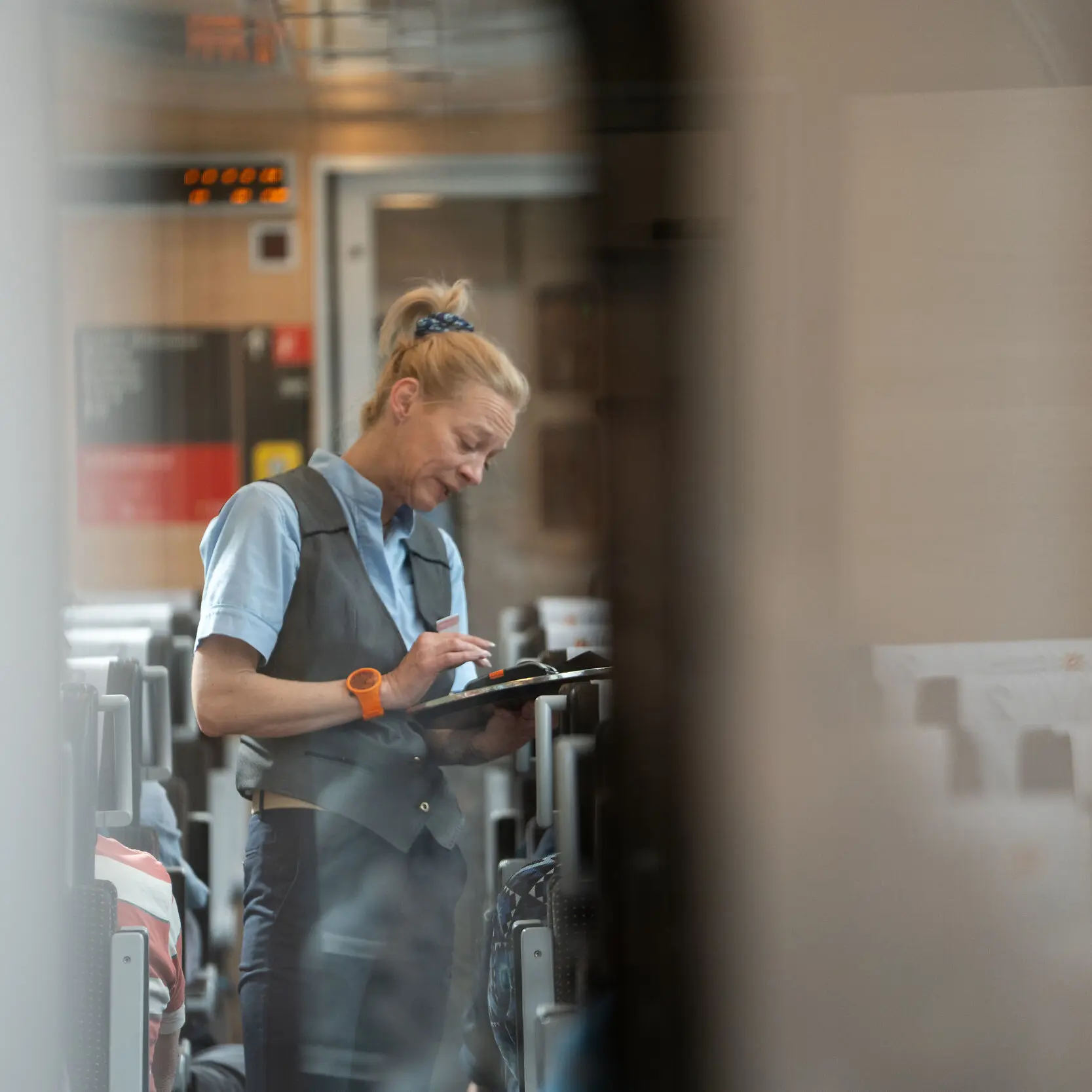 Eine Mitarbeiterin nimmt im Bernina Express Bestellungen auf.