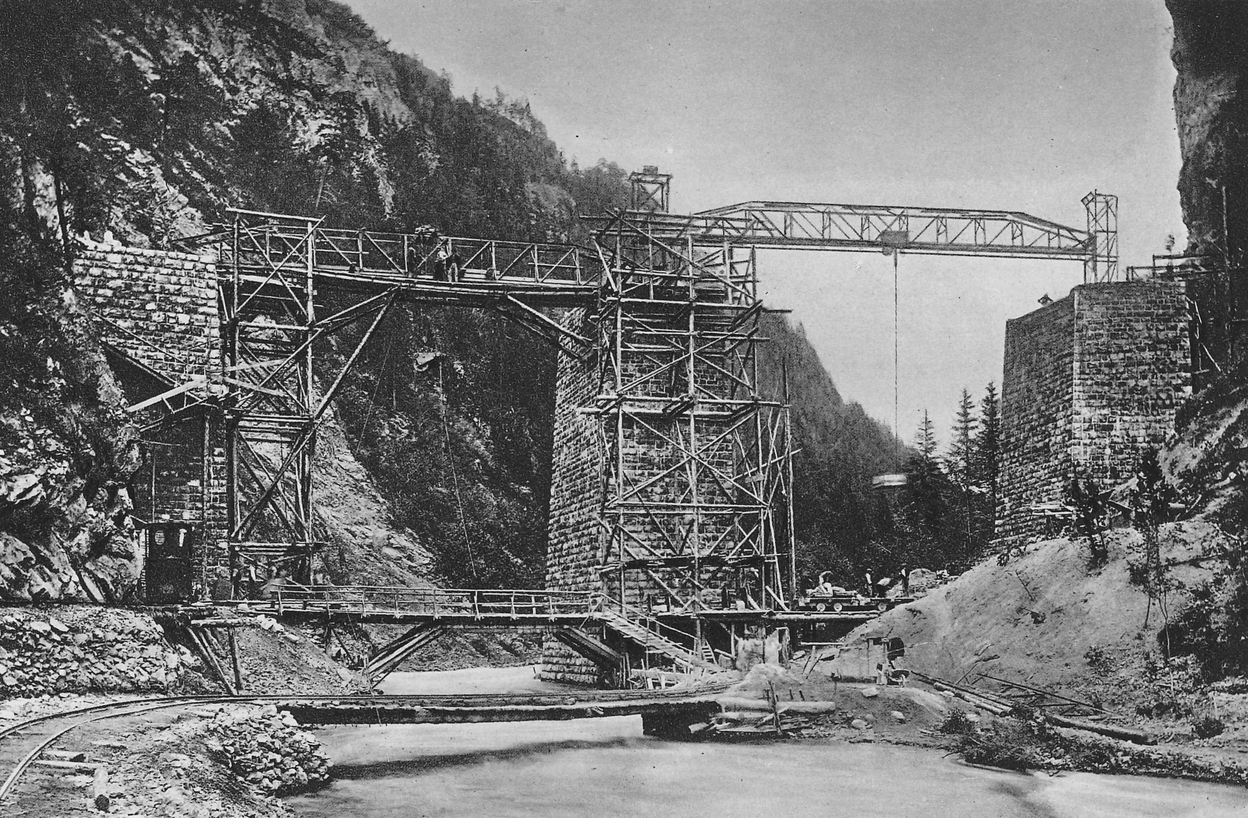 The Landwasser Viaduct under construction in 1901.