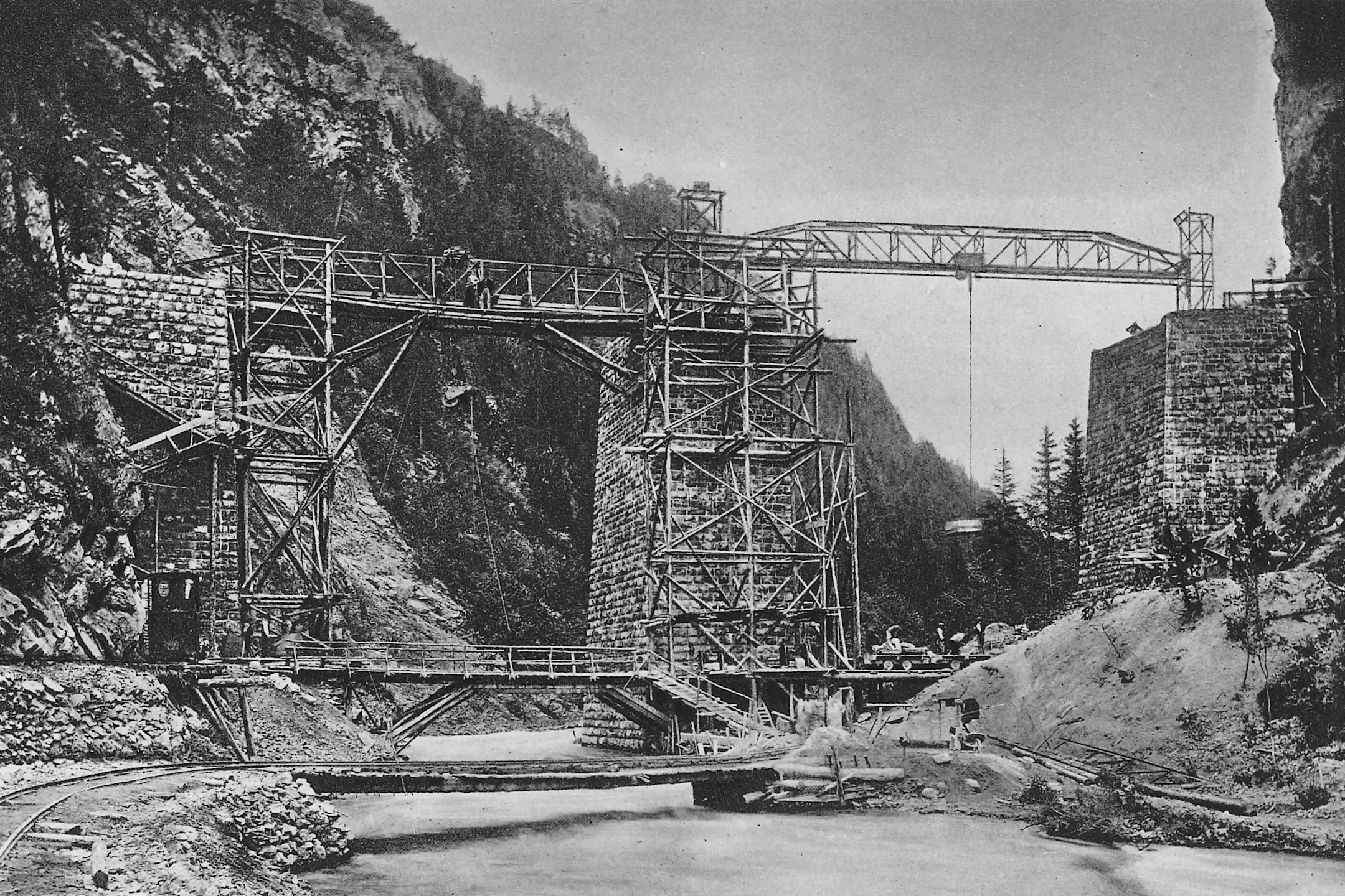 Der Landwasserviadukt im Bau im Jahr 1901.