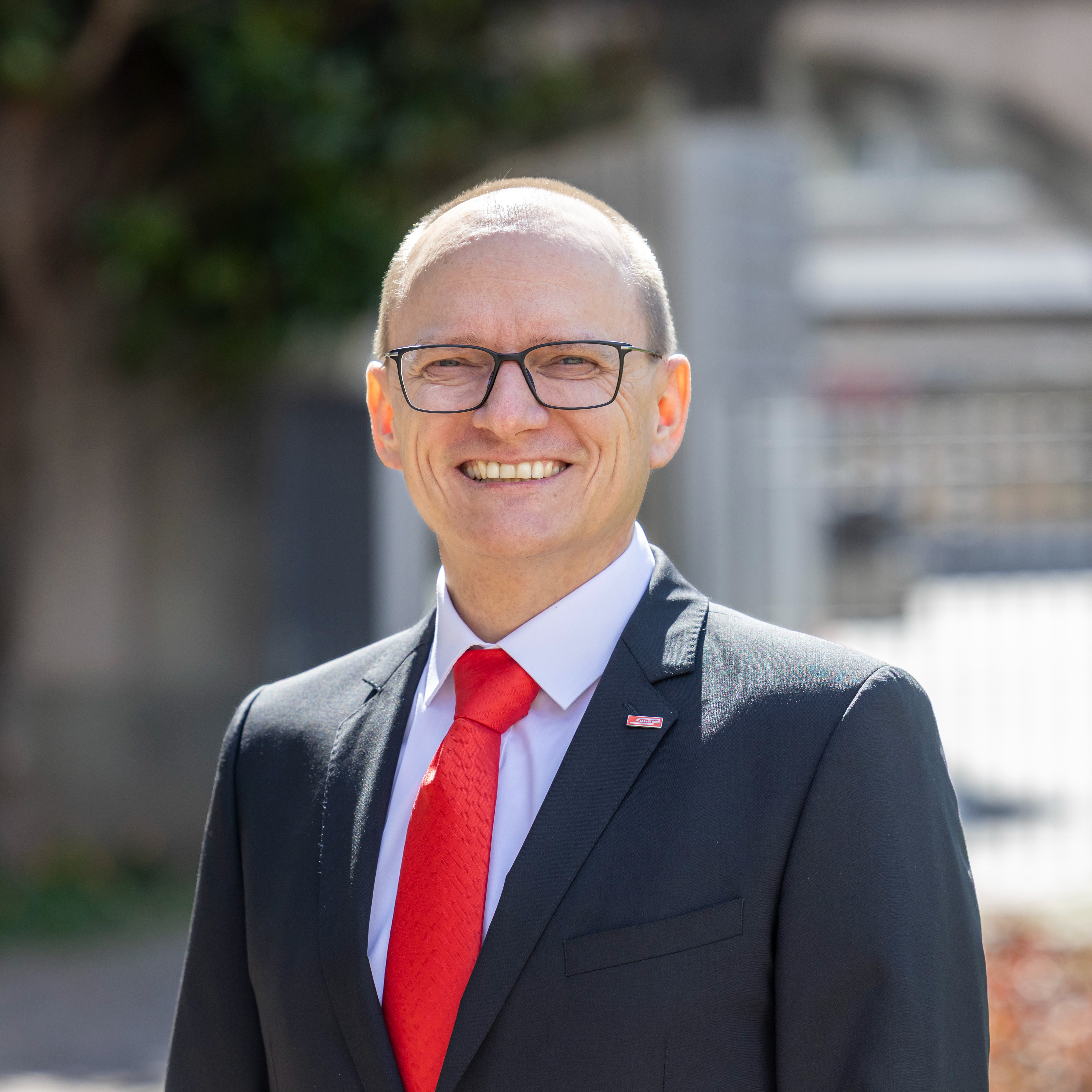 Andreas Bass - Geschäftsleitung mit roter Krawatte