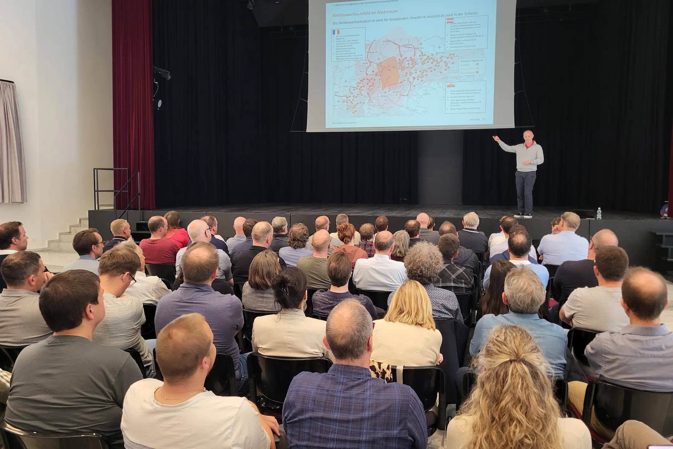 RhB Lunchforum mit dem Referenten Peder Plaz vor einer Leinwand