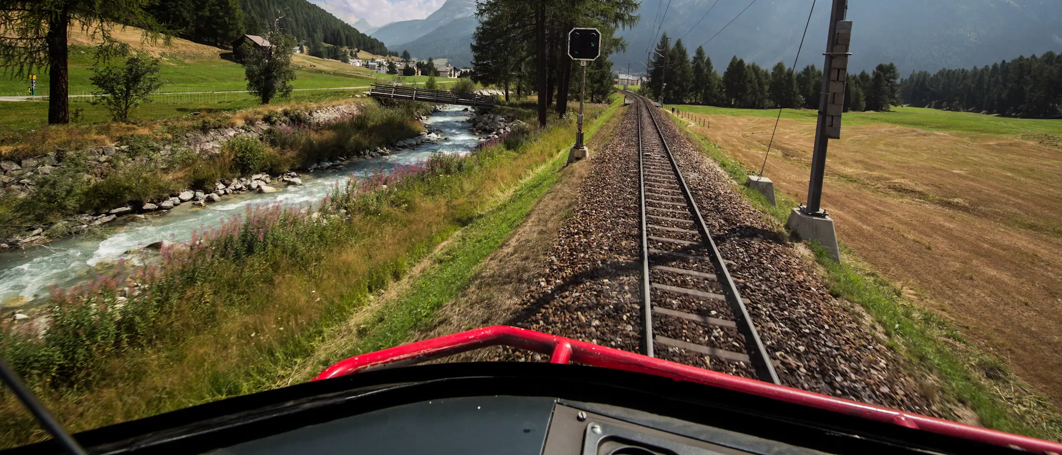 Blick auf die Gleise aus einem Führerstand eines Zugs der Rhätischen Bahn
