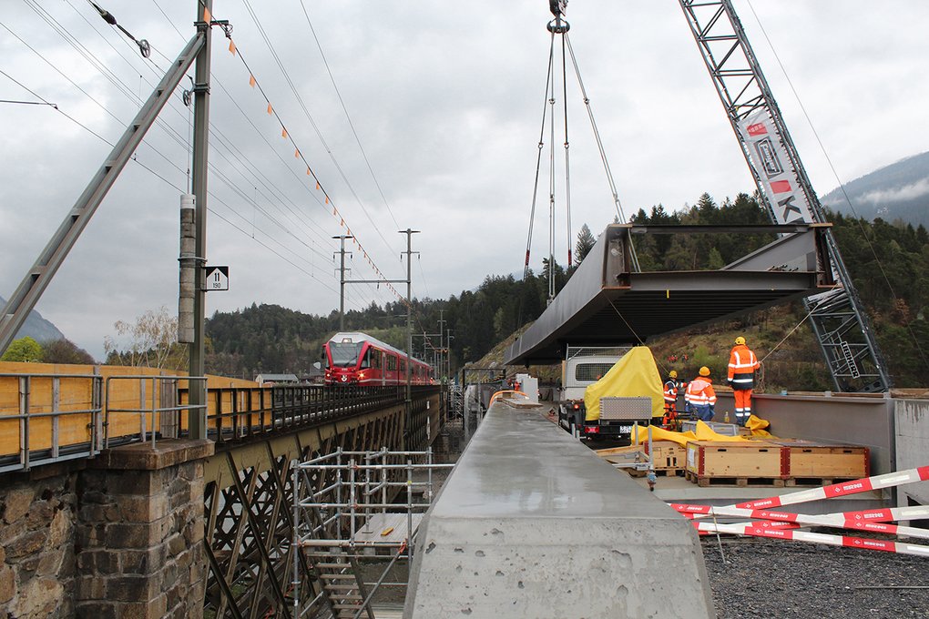Ein Element für die neue Hinterrheinbrücke in Reichenau-Tamins wird mit dem Kran eingehoben.