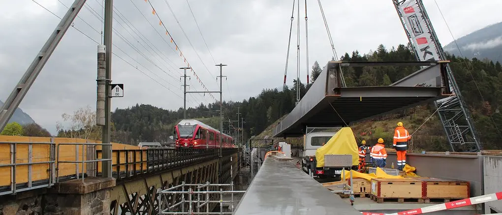 Ein Element für die neue Hinterrheinbrücke in Reichenau-Tamins wird mit dem Kran eingehoben.