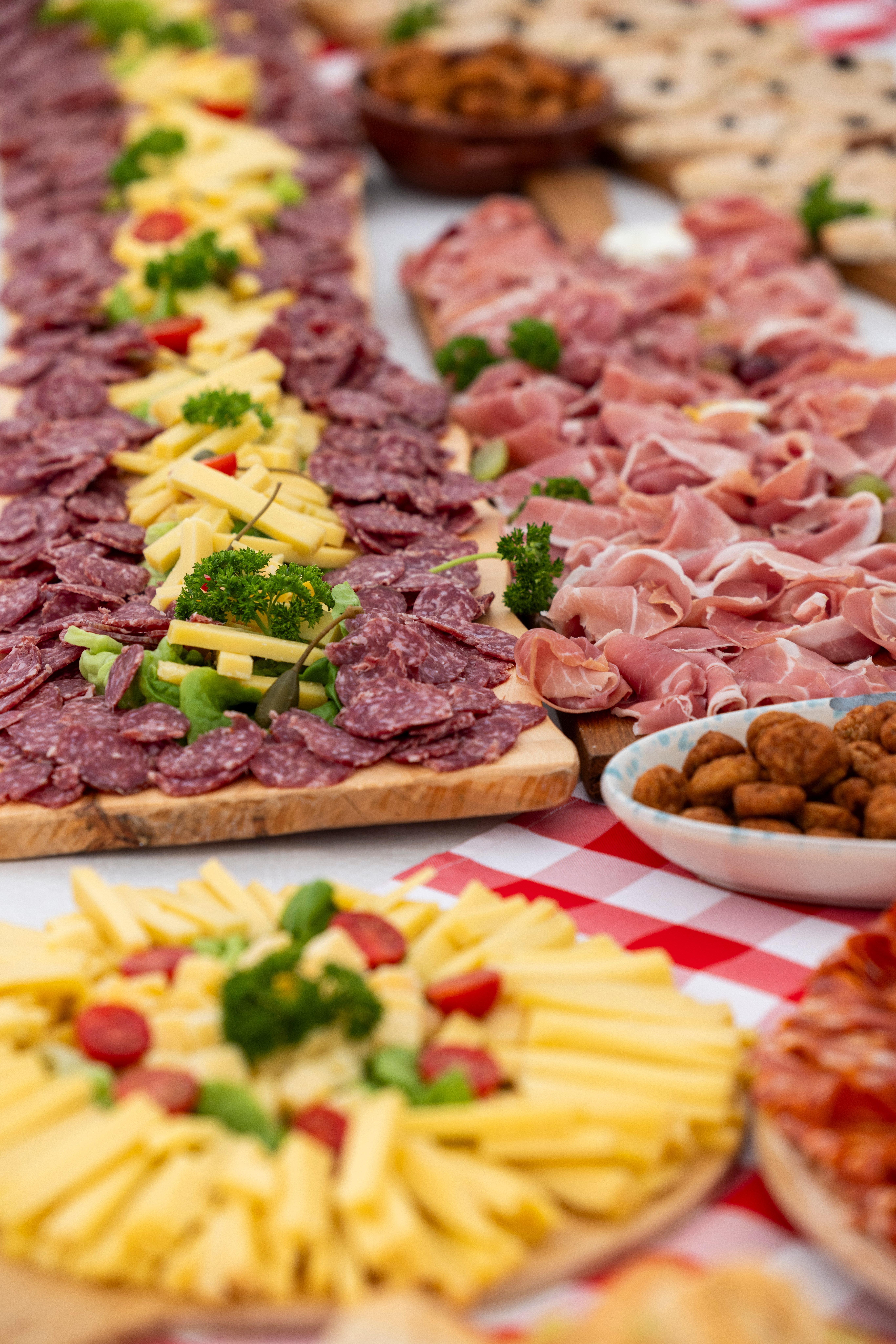 Ein reichhaltiges Menü aus Wurst- und Käseplatten bei der Eröffnung des Bahnhofs Trun.
