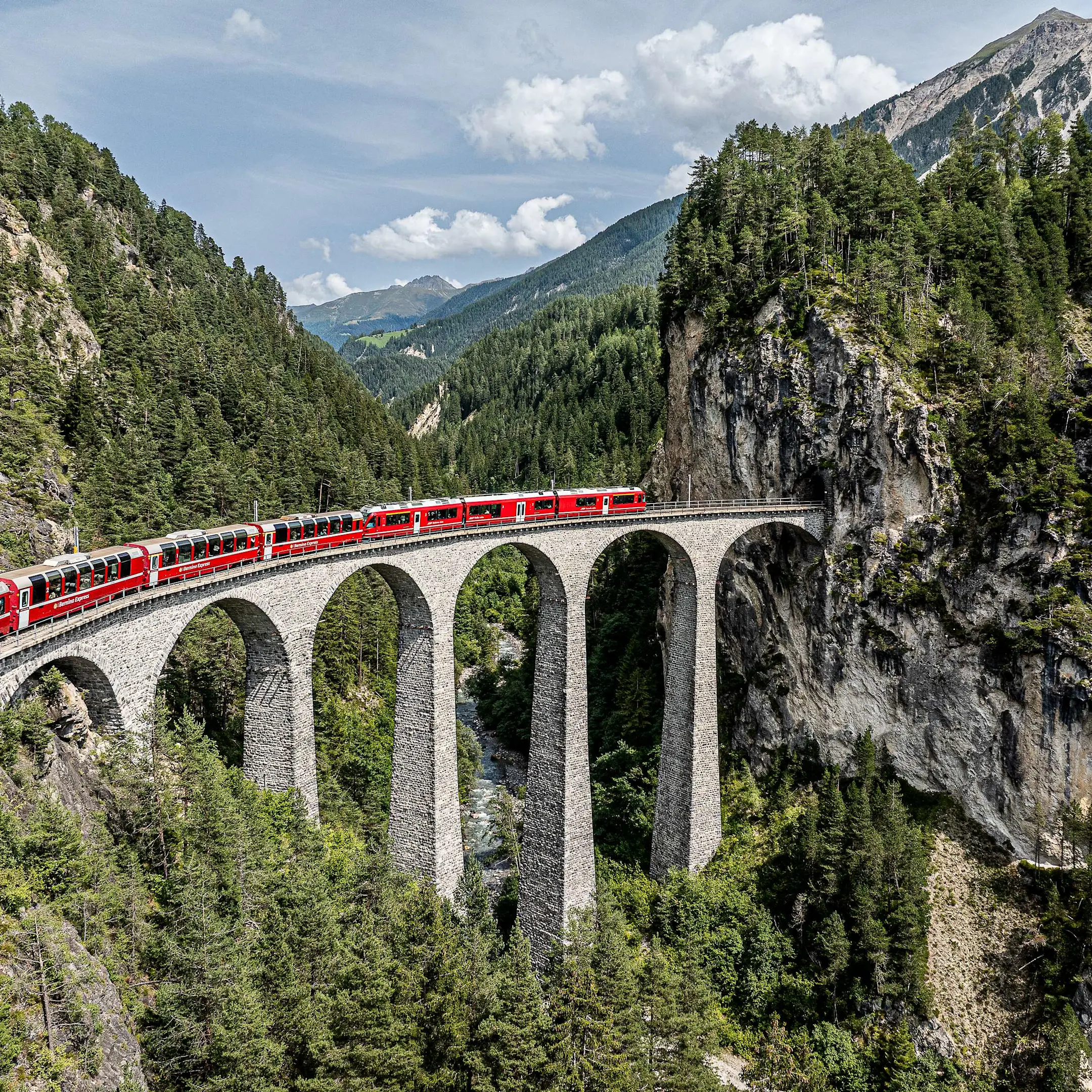 Bernina Express auf dem Landwasserviadukt.