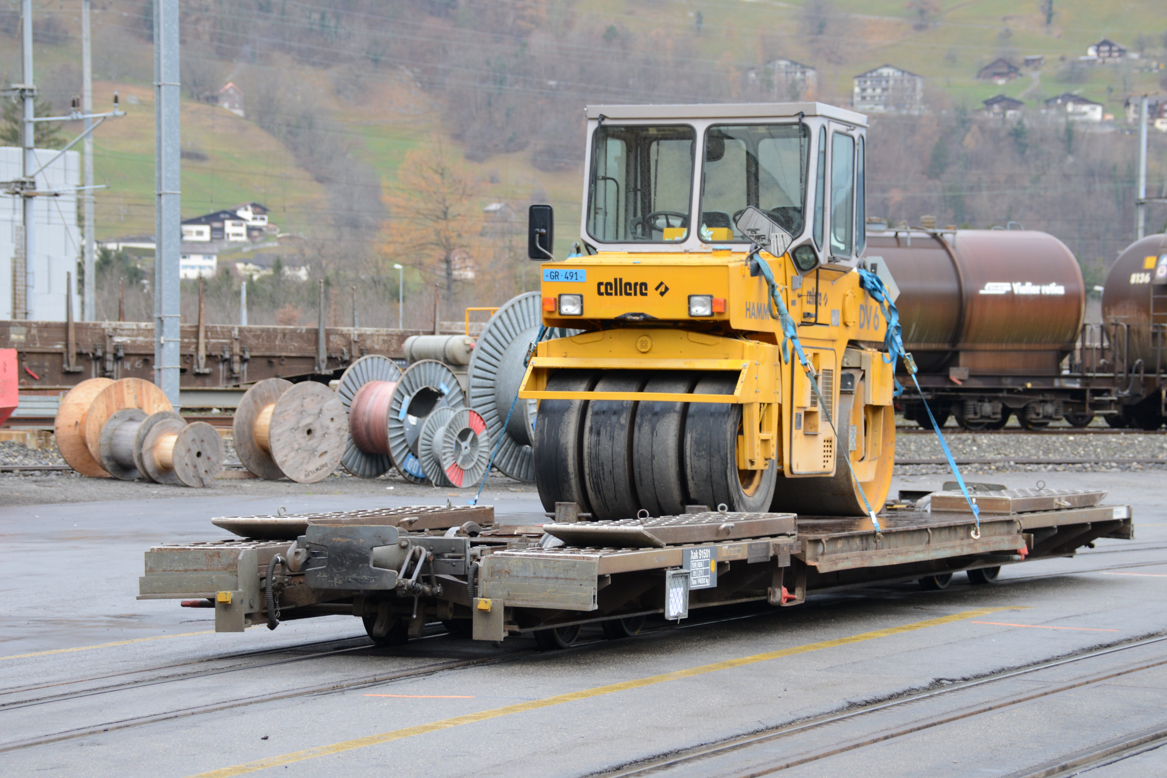 Ein Güterwagen für einen Spezialtransport bei der Bündner Güterbahn