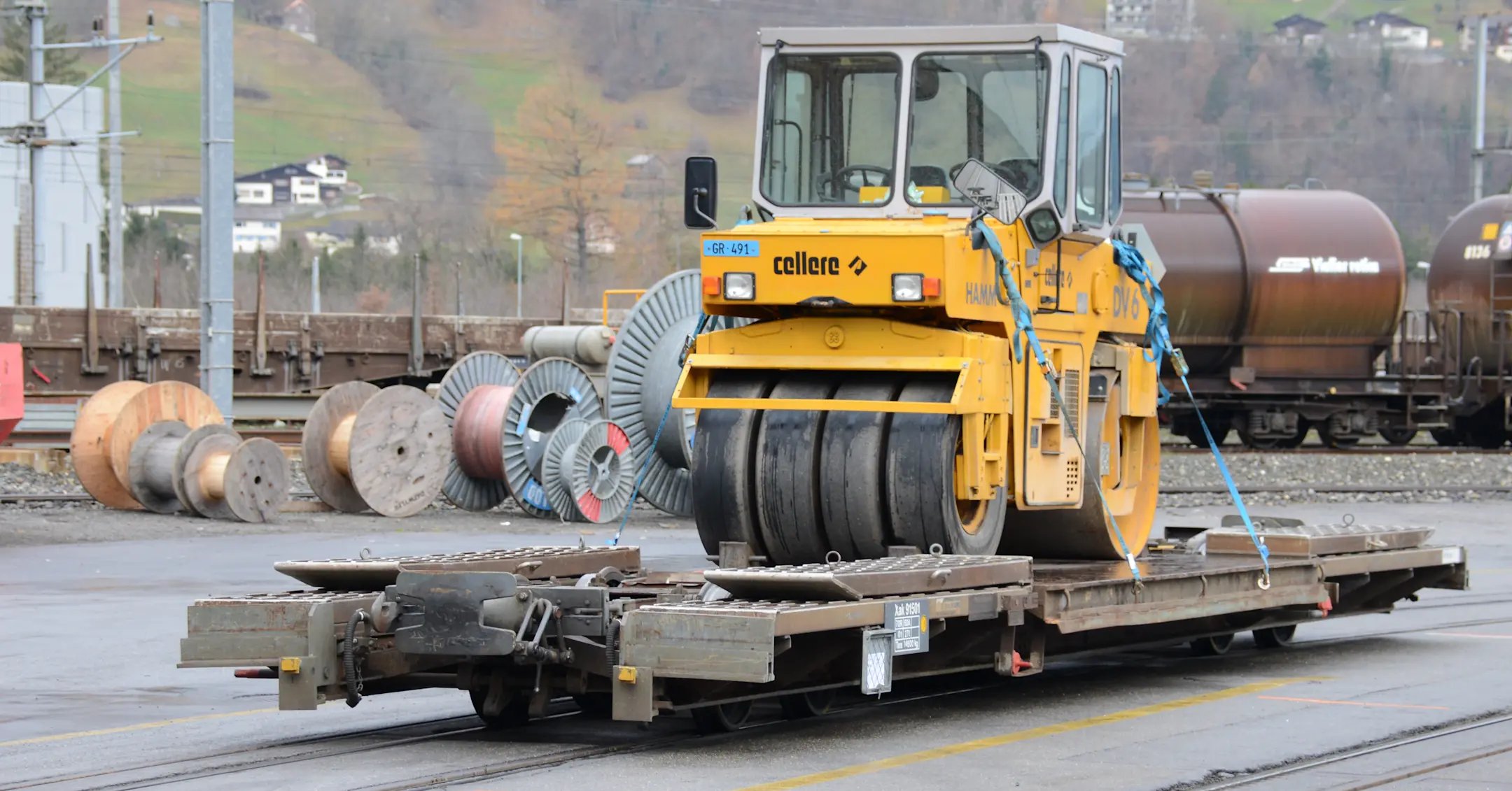 Ein Güterwagen für einen Spezialtransport bei der Bündner Güterbahn