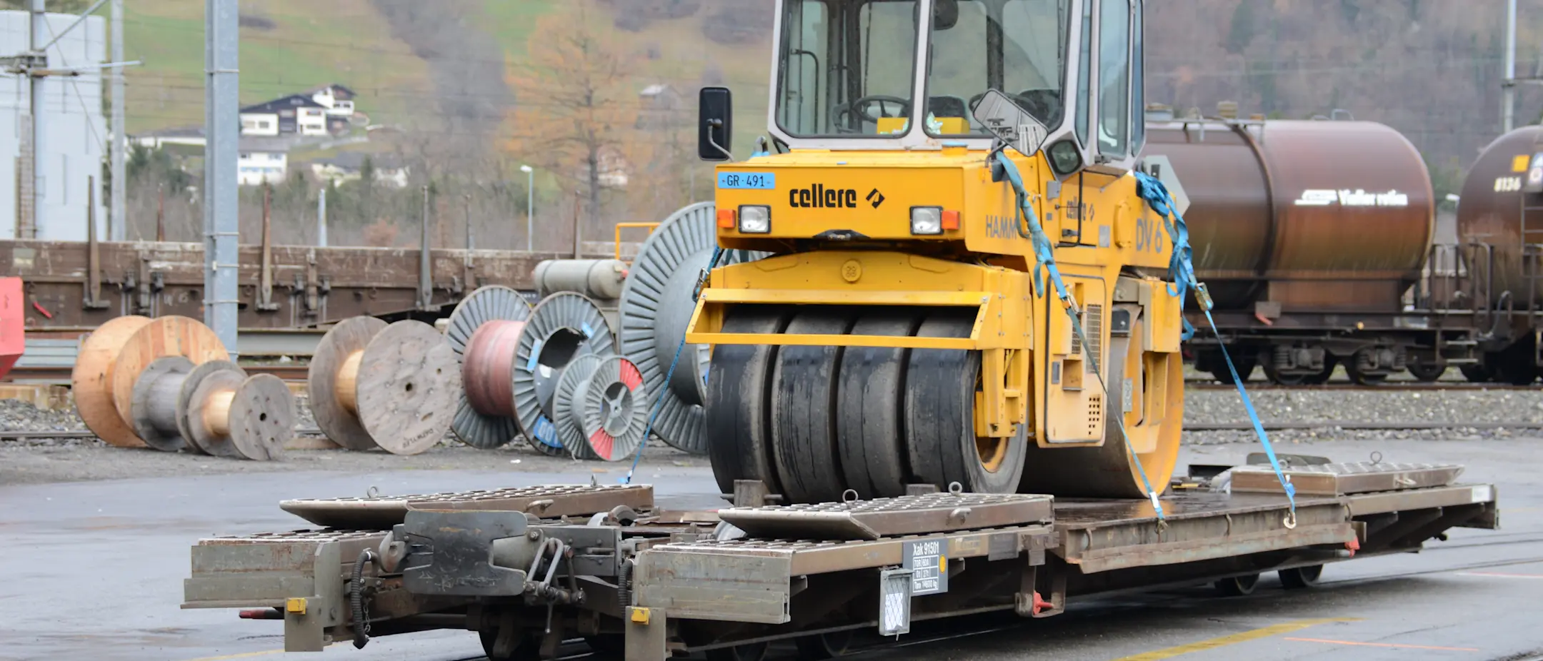 Ein Güterwagen für einen Spezialtransport bei der Bündner Güterbahn