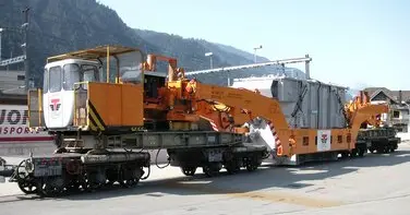 Ein Güterwagen für einen Spezialtransport bei der Bündner Güterbahn