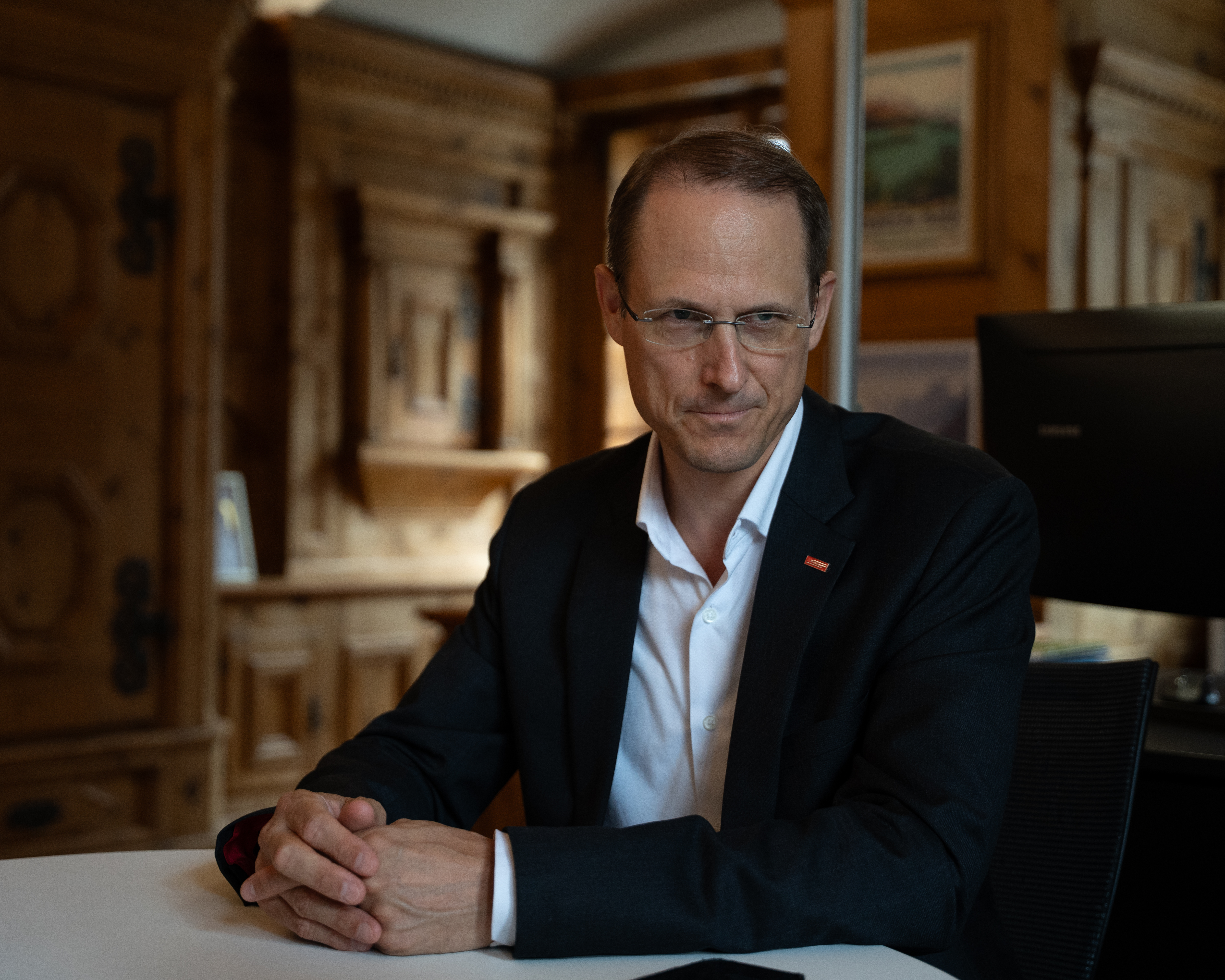 RhB-Direktor Renato Fasciati sitzt in seinem historischen, holzvertäfelten Büro in Chur.